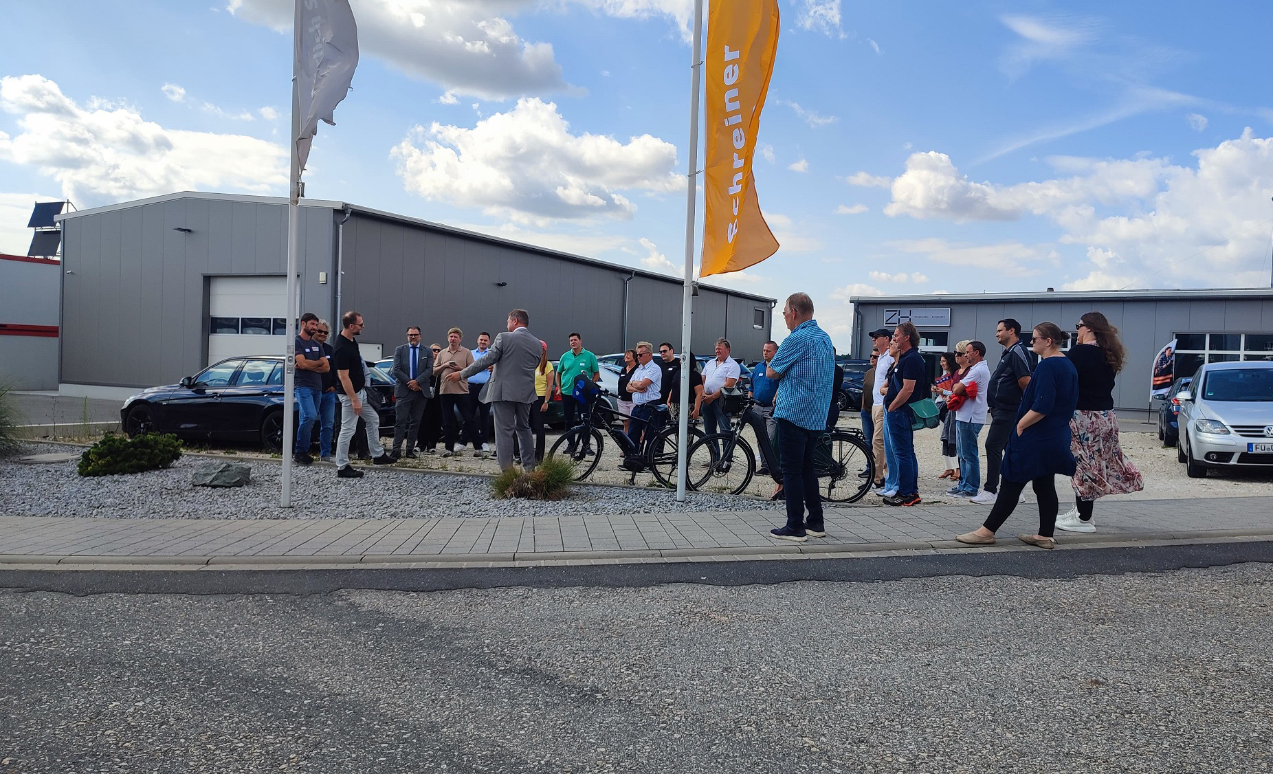 Startpunkt der Tour war die Schreinerei Zachhuber. Hier erhielt jeder Teilnehmer sein Namensschilder, so dass dem Netzwerken nichts mehr im Weg stand.