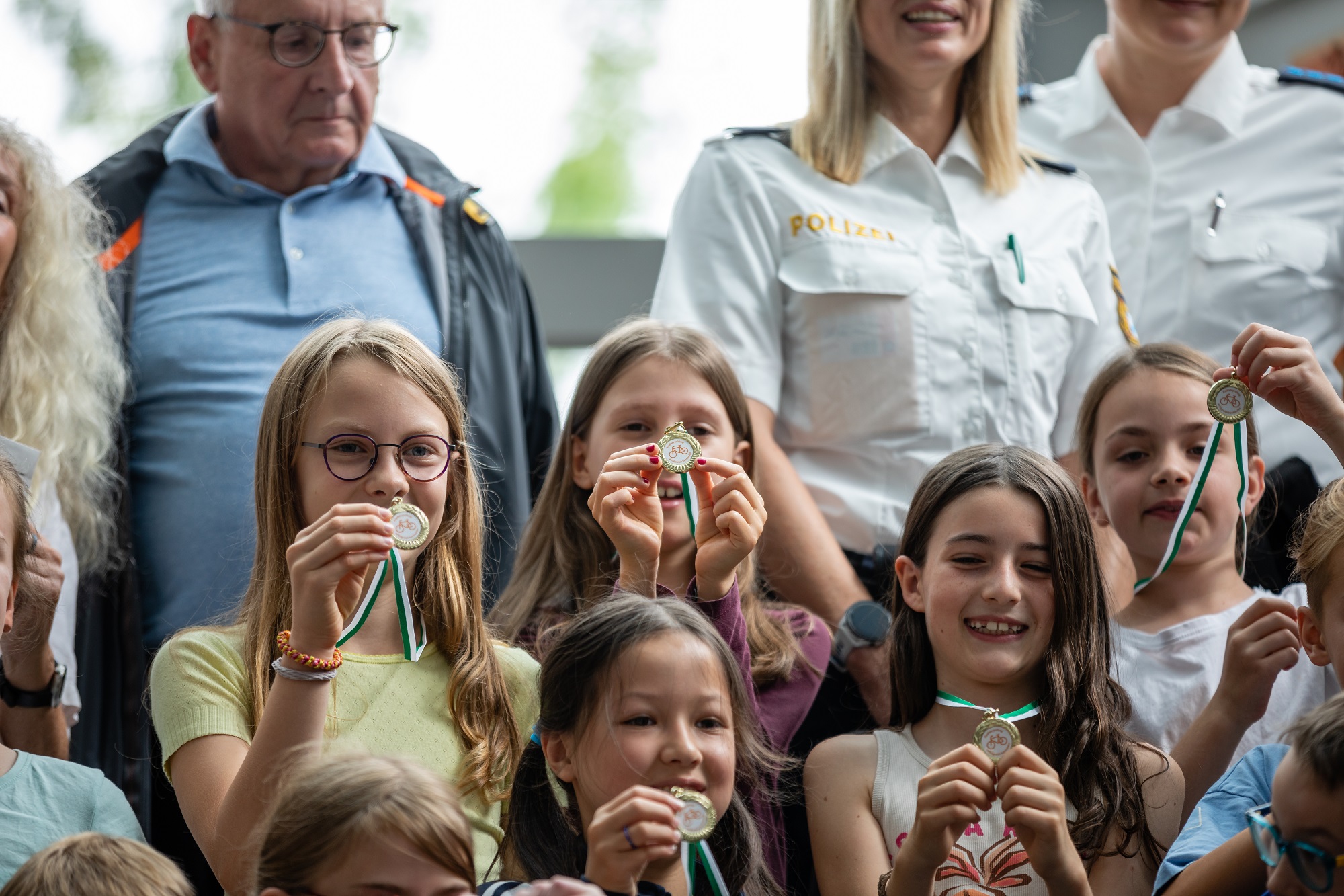 Stolz zeigten die Kinder ihre Medaillen, die sie als Anerkennung für die beste Leistung innerhalb der Verkehrsschule erhielten. 