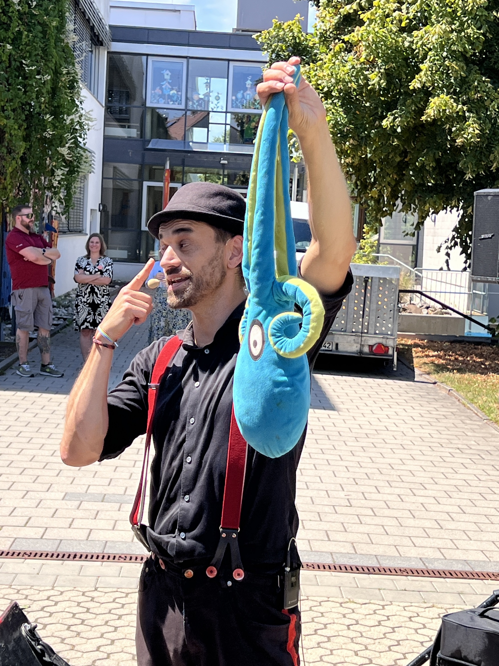 Ein Animateur mit einem Kuscheltier