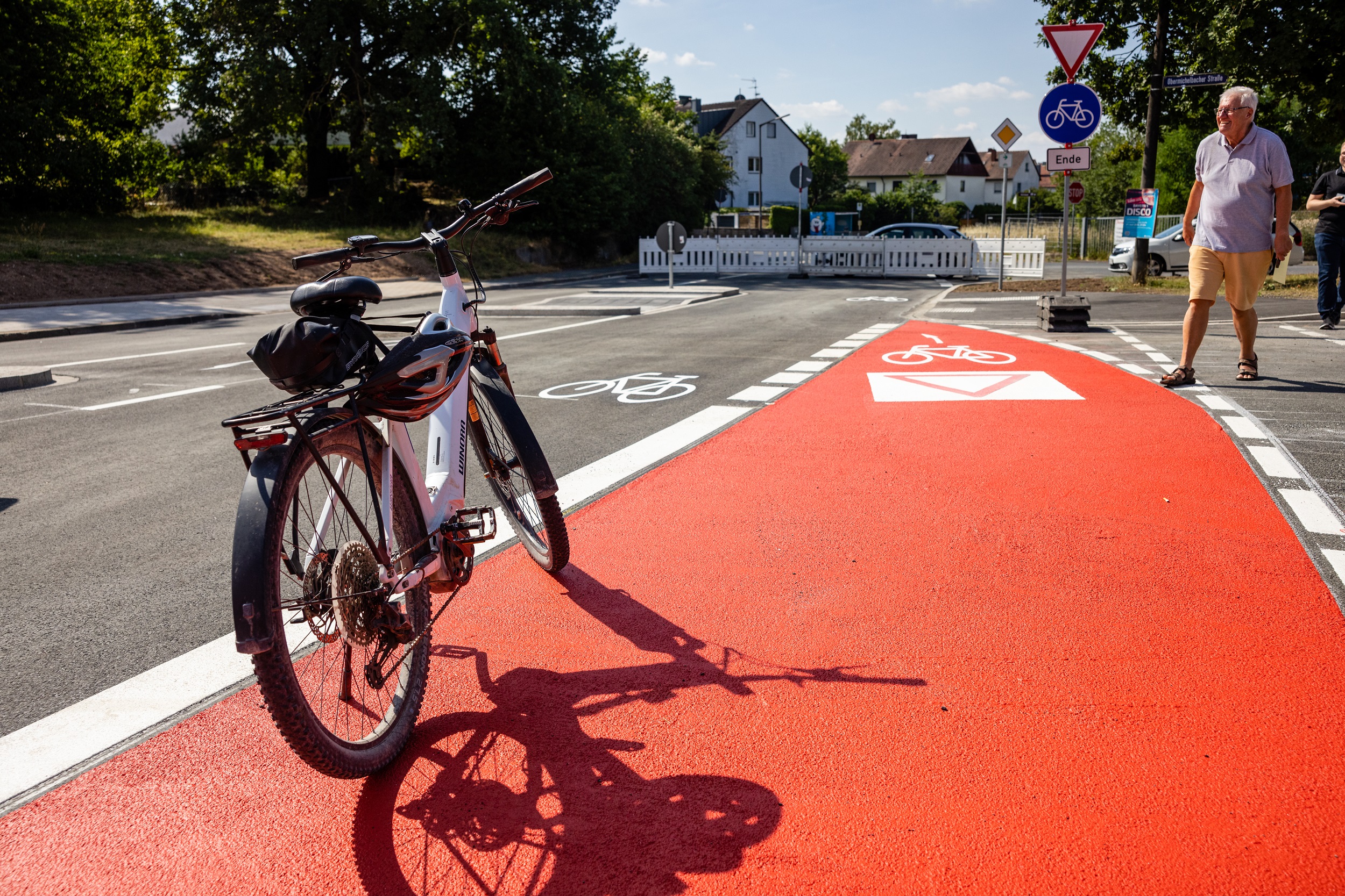 Ein Fahrrad steht auf dem neuen Fahrradweg