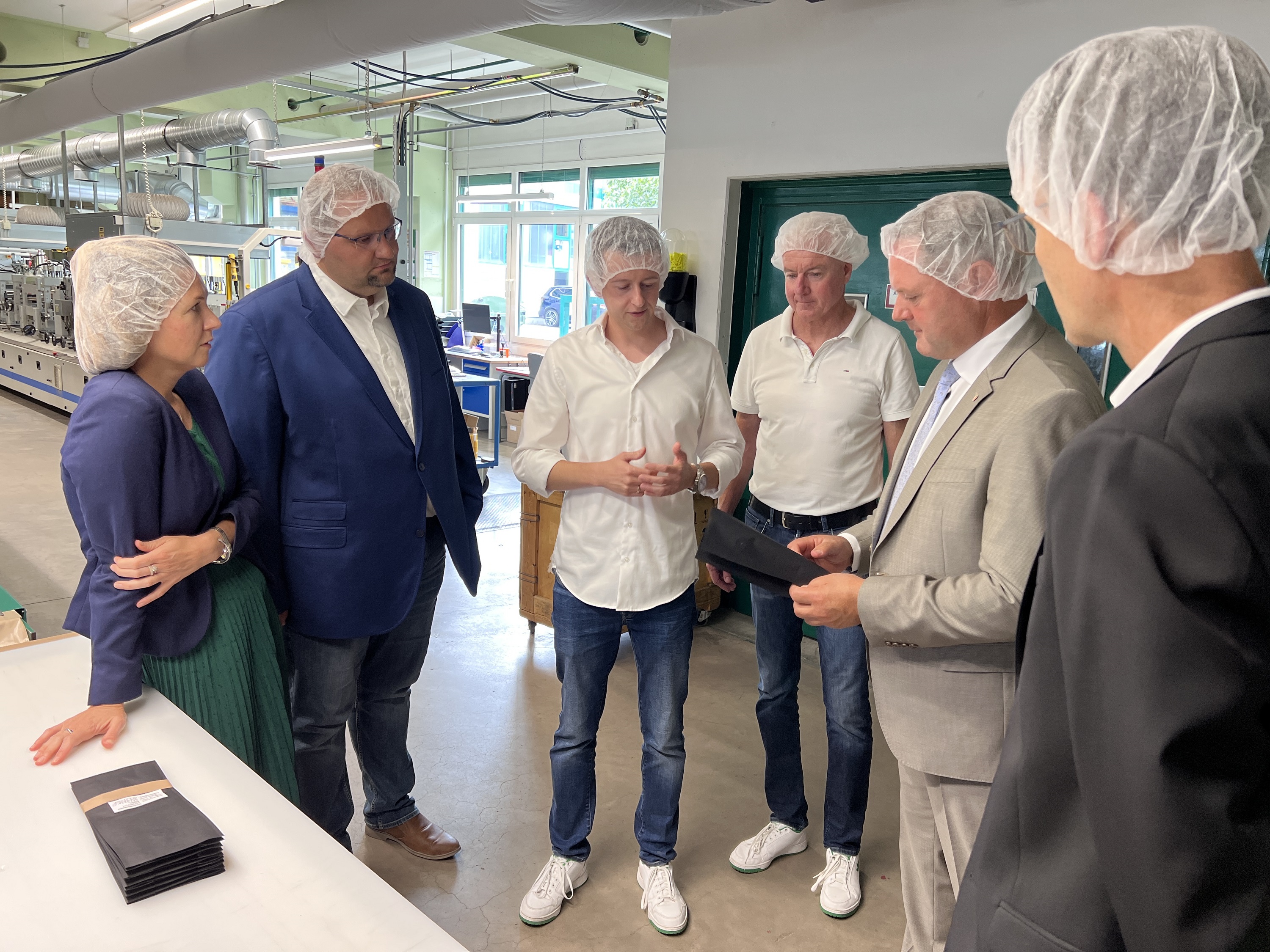 Auf dem Foto zu sehen: Martin Ströbel, der zukünftig die Geschäftsführung des Familienunternehmens übernehmen wird, führte durch den Betrieb und erklärte viele wichtige Dinge aus der Verpackungsindustrie.