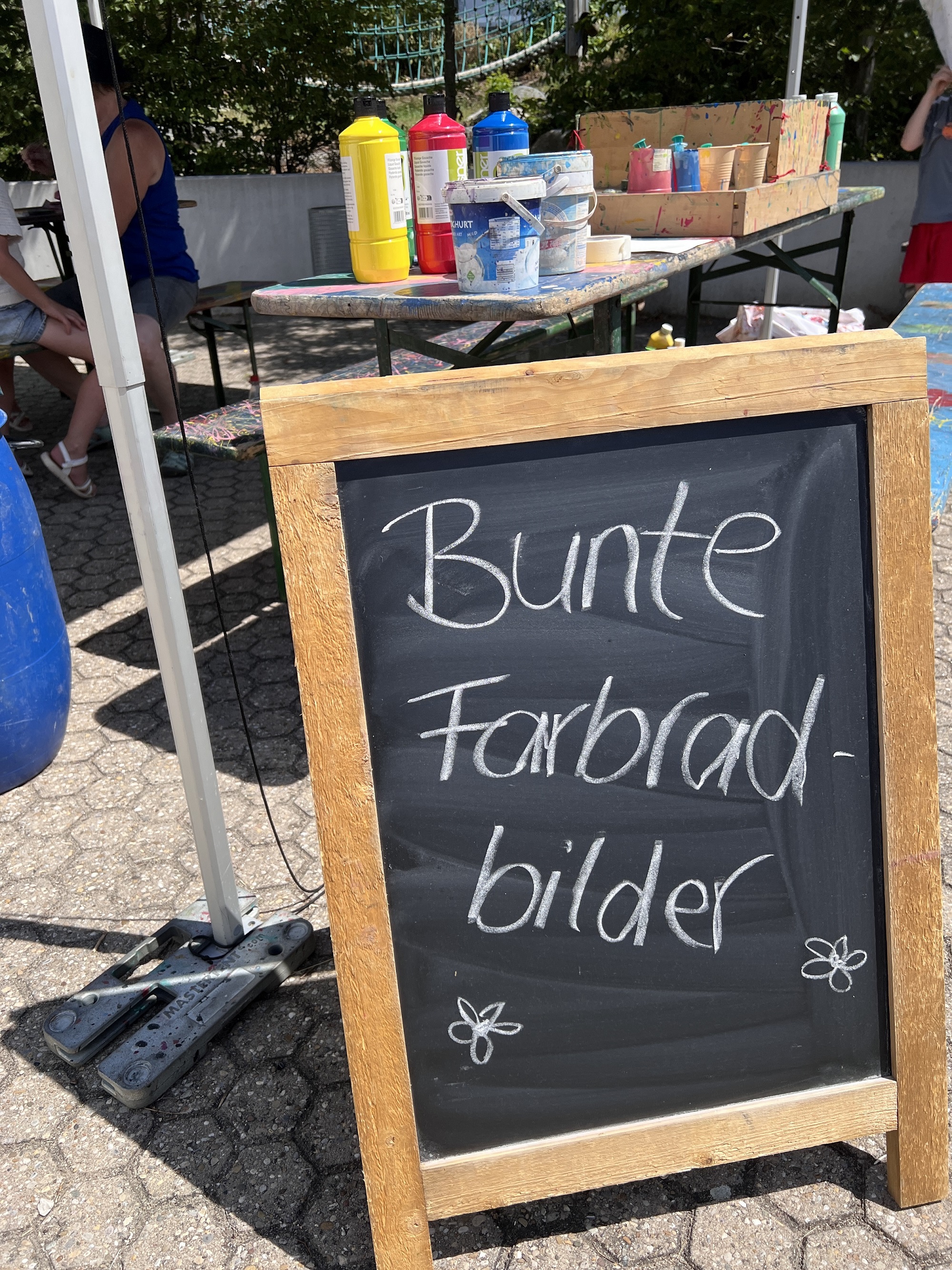 Tafelschild mit Aufschrift "Bunte Farbradbilder"