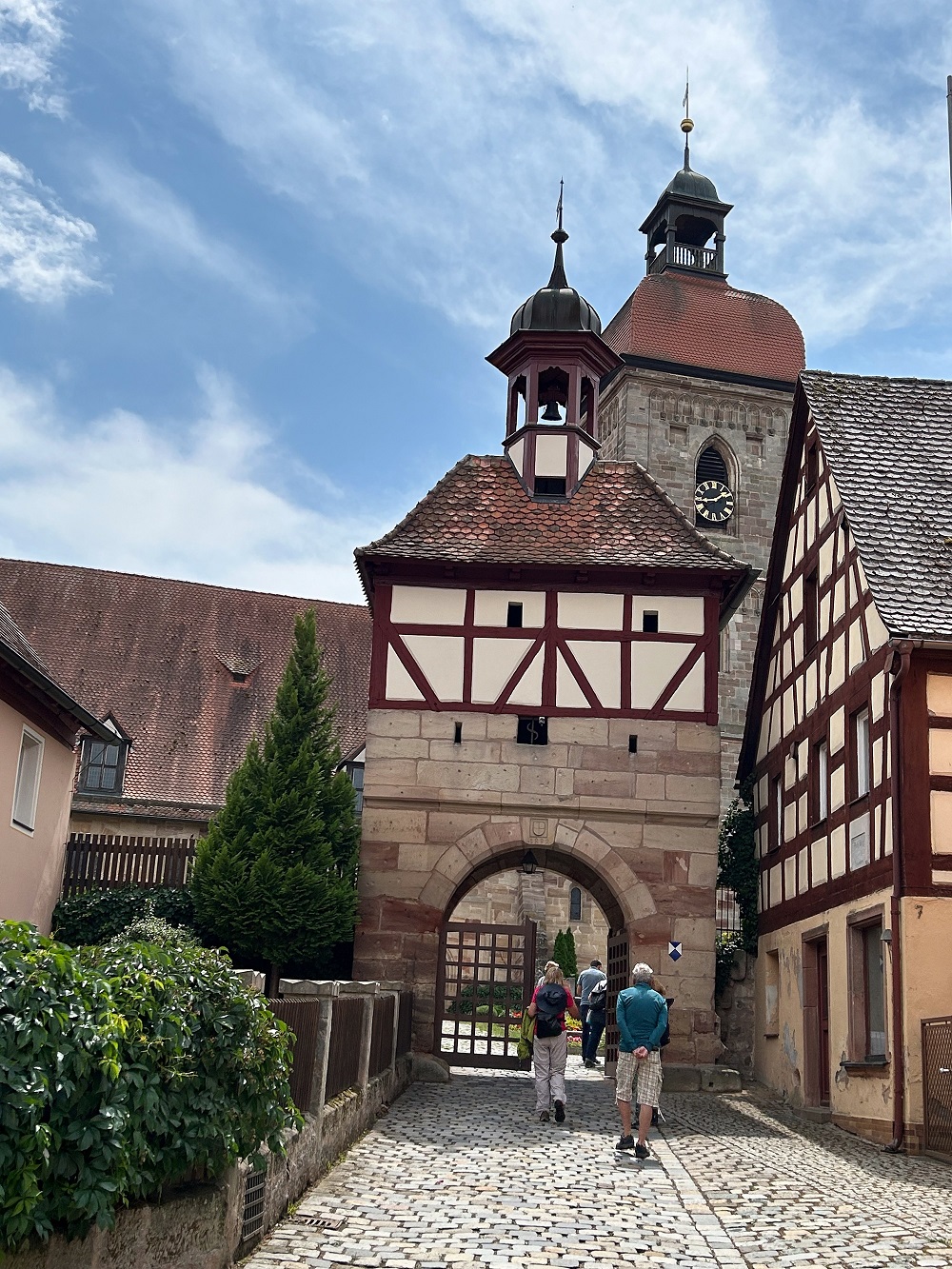Am Nachmittag führte Kreisheimatpfleger Dr. Liebert durch die Laurentiuskirche in Roßtal.
