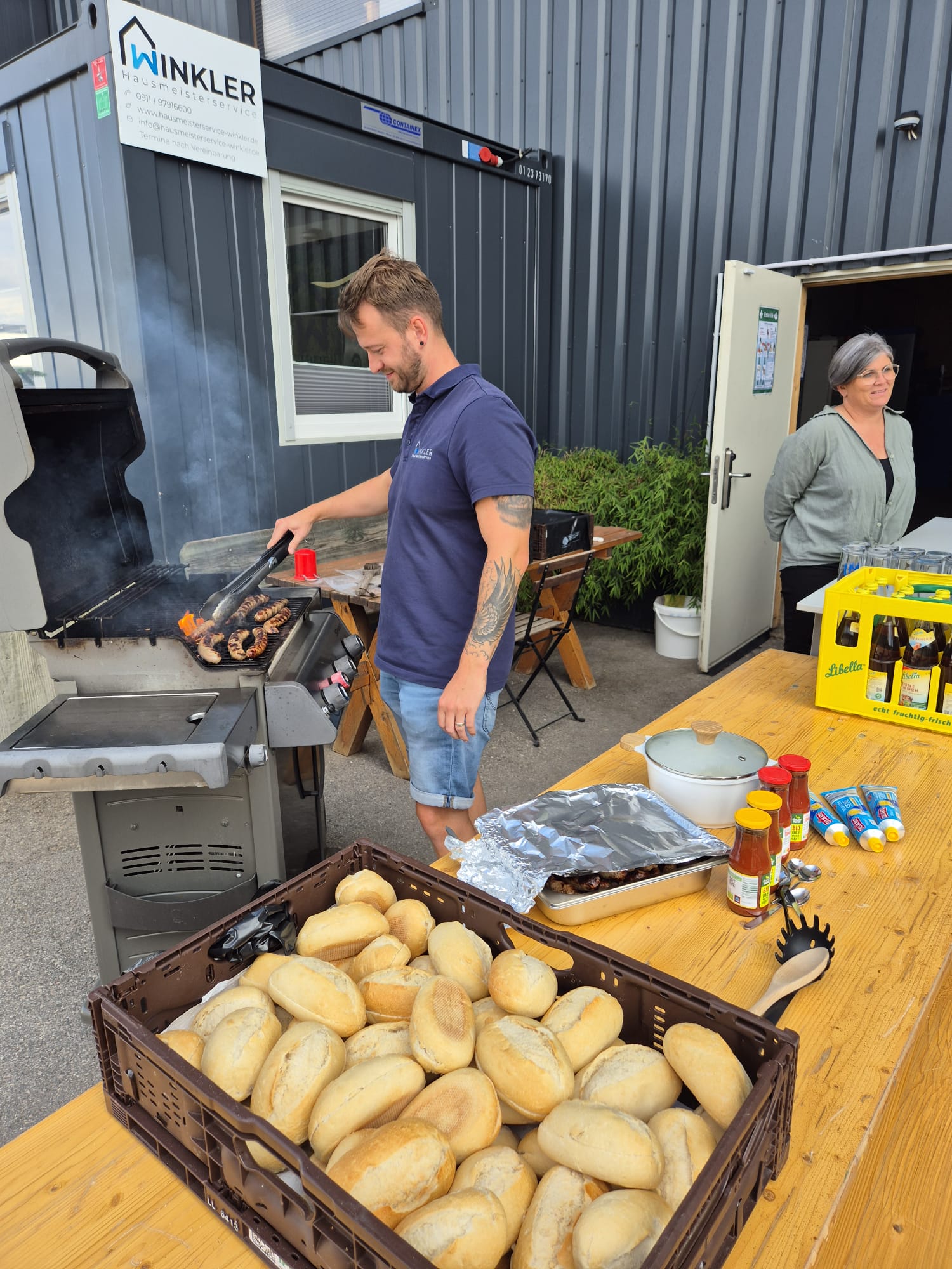 Die letzte Station der Tour war der Hausmeisterservice Winkler. Hier wurde gegrillt, und der Nachmittag konnte mit regem Austausch gut ausklingen.  