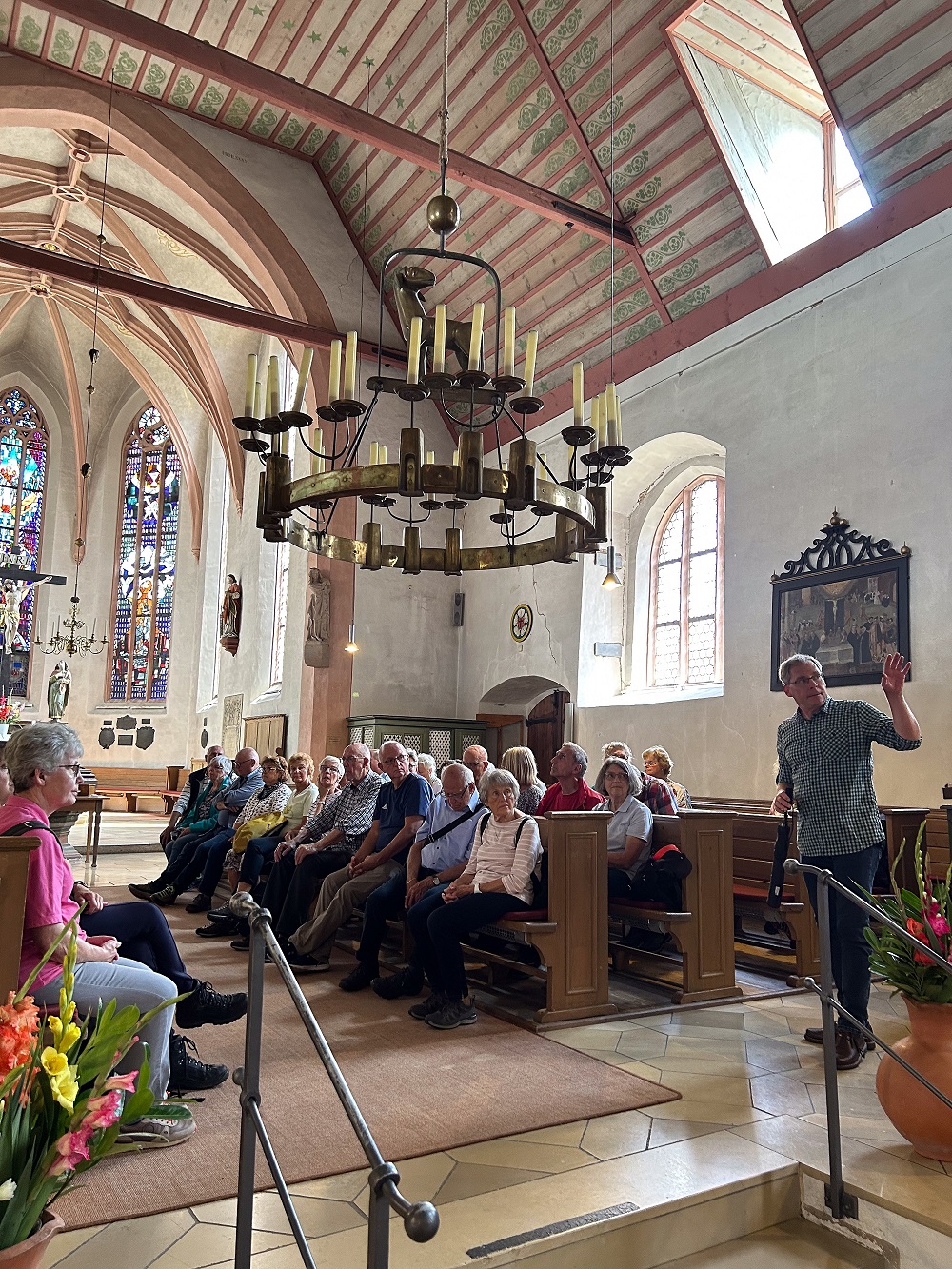 Am Nachmittag führte Kreisheimatpfleger Dr. Liebert durch die Laurentiuskirche in Roßtal.