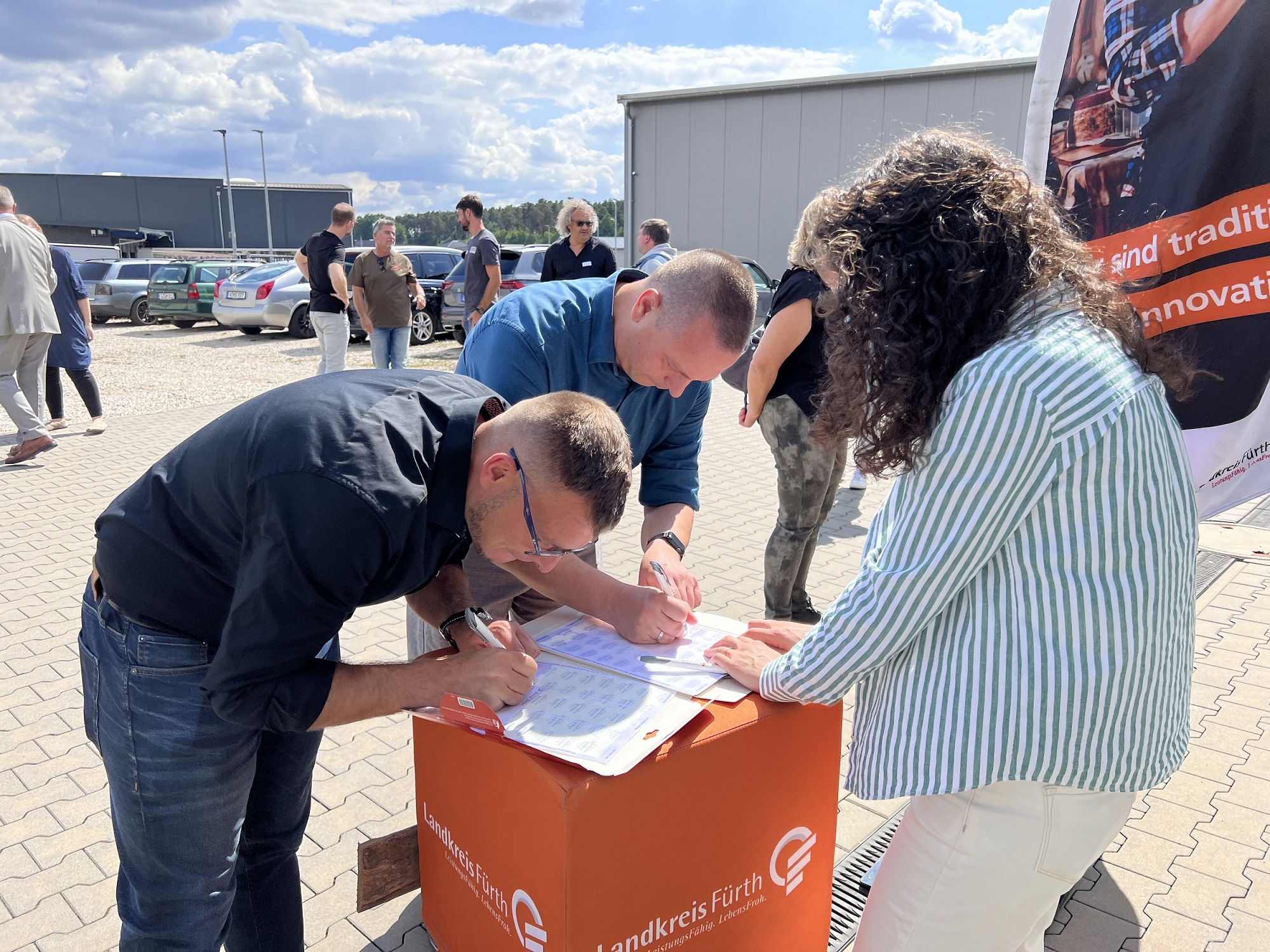 Startpunkt der Tour war die Schreinerei Zachhuber. Hier erhielt jeder Teilnehmer sein Namensschilder, so dass dem Netzwerken nichts mehr im Weg stand.