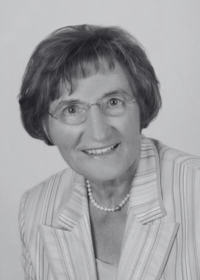 Das Bild zeigt ein schwarz-weiß Bild von Frau Christa Beyer