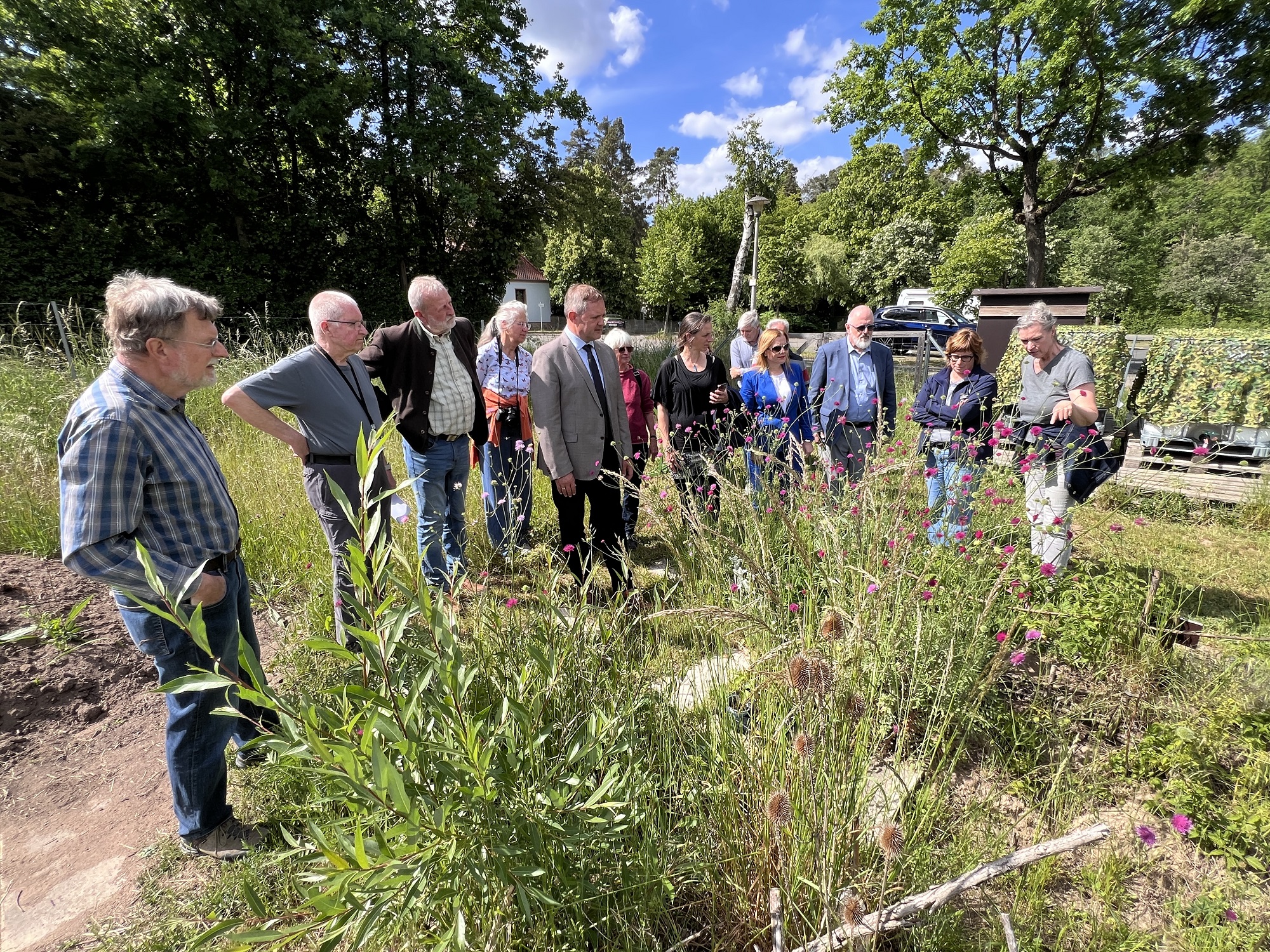 Das Bild zeigt Landrat Bernd Obst während er gemeinsam mit Zirndorfs Erstem Bürgermeister Thomas Zwingel  sowie Mitgliedern der Initiative „Gutes aus dem Fürther Land“ den Bürger- und Naturlehrgarten besichtigt.