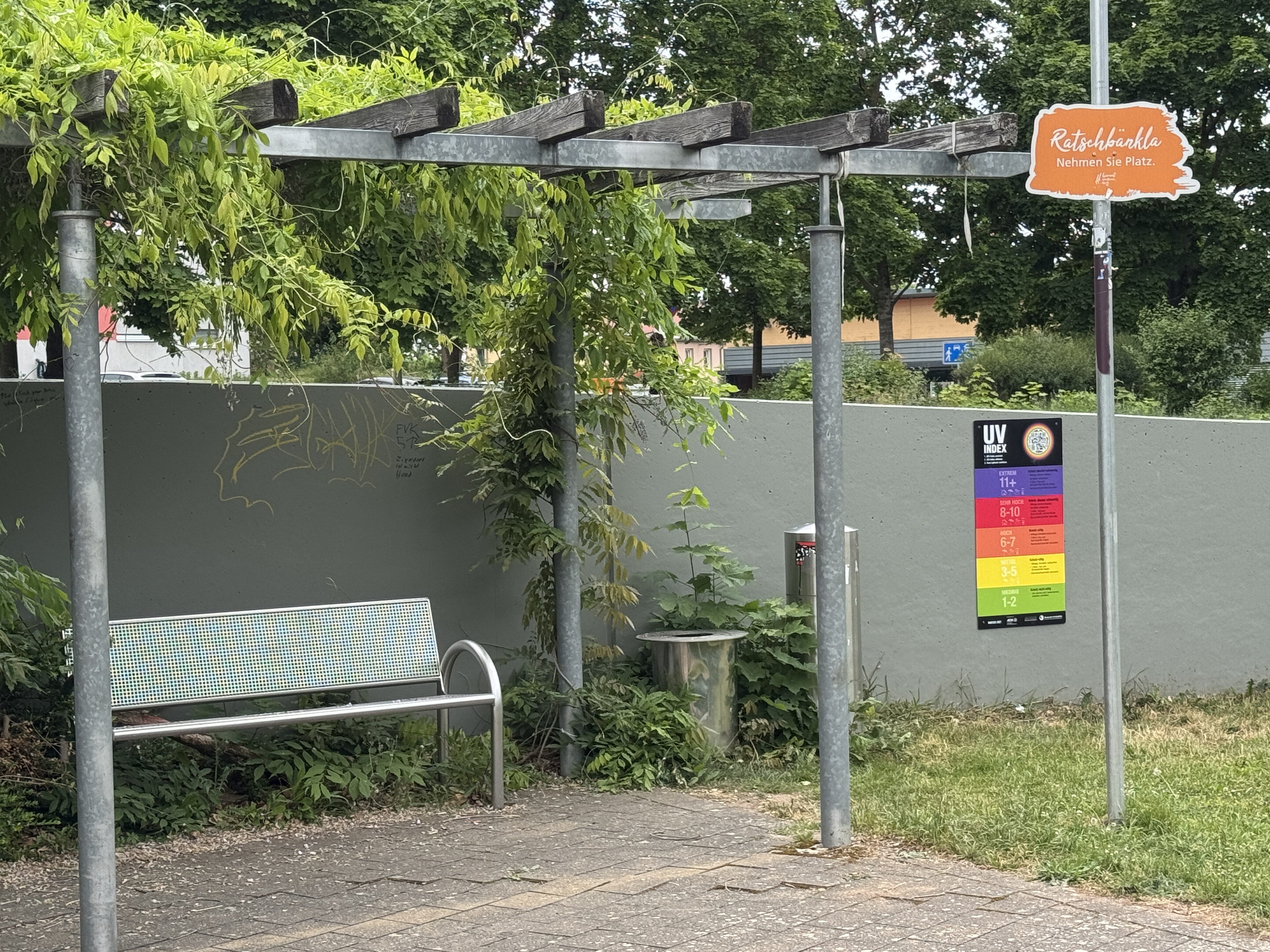Das Bild zeigt eine Uv-Index Tafel am Ratschbänkla.