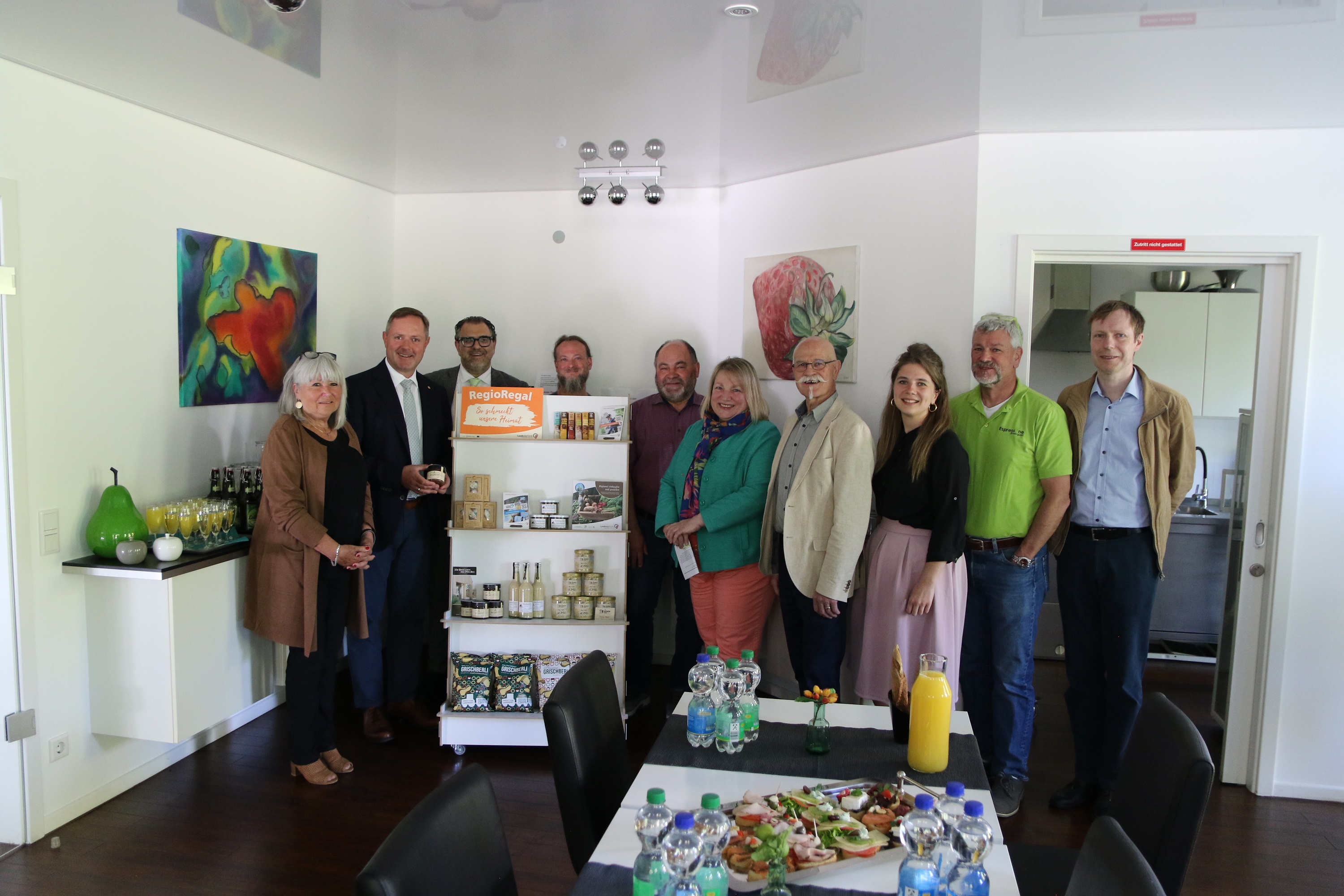 Ein Gruppenbild der Verantwortlichen vor dem Regioregal. 
