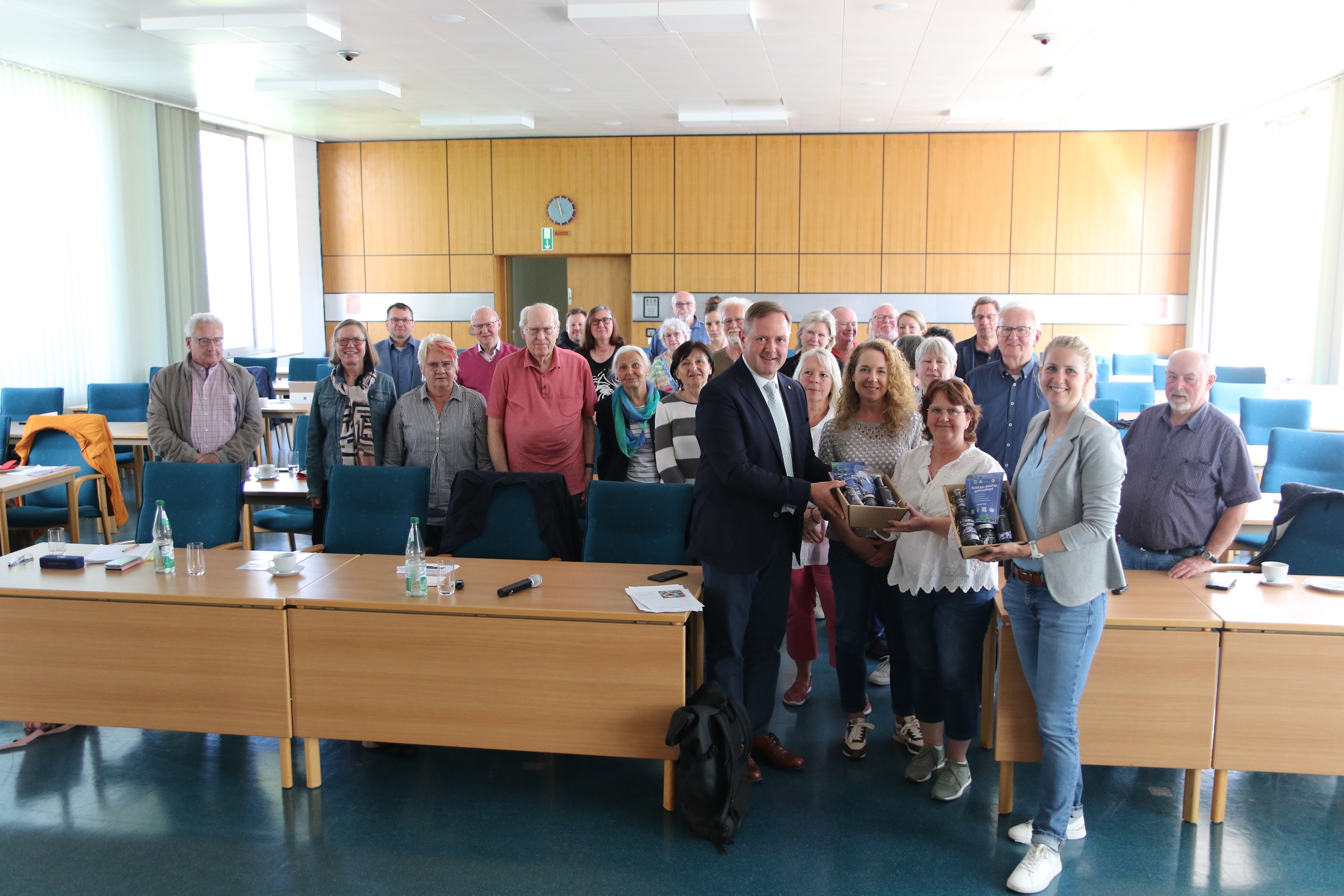 Landrat Bernd Obst übergibt den Organisatorinnen sowie allen Referentinnen einen Präsentkorb als Dank für Ihr Engagement die Entwicklung seniorengerechter Quartiere im Landkreis Fürth weiter voranzutreiben. 