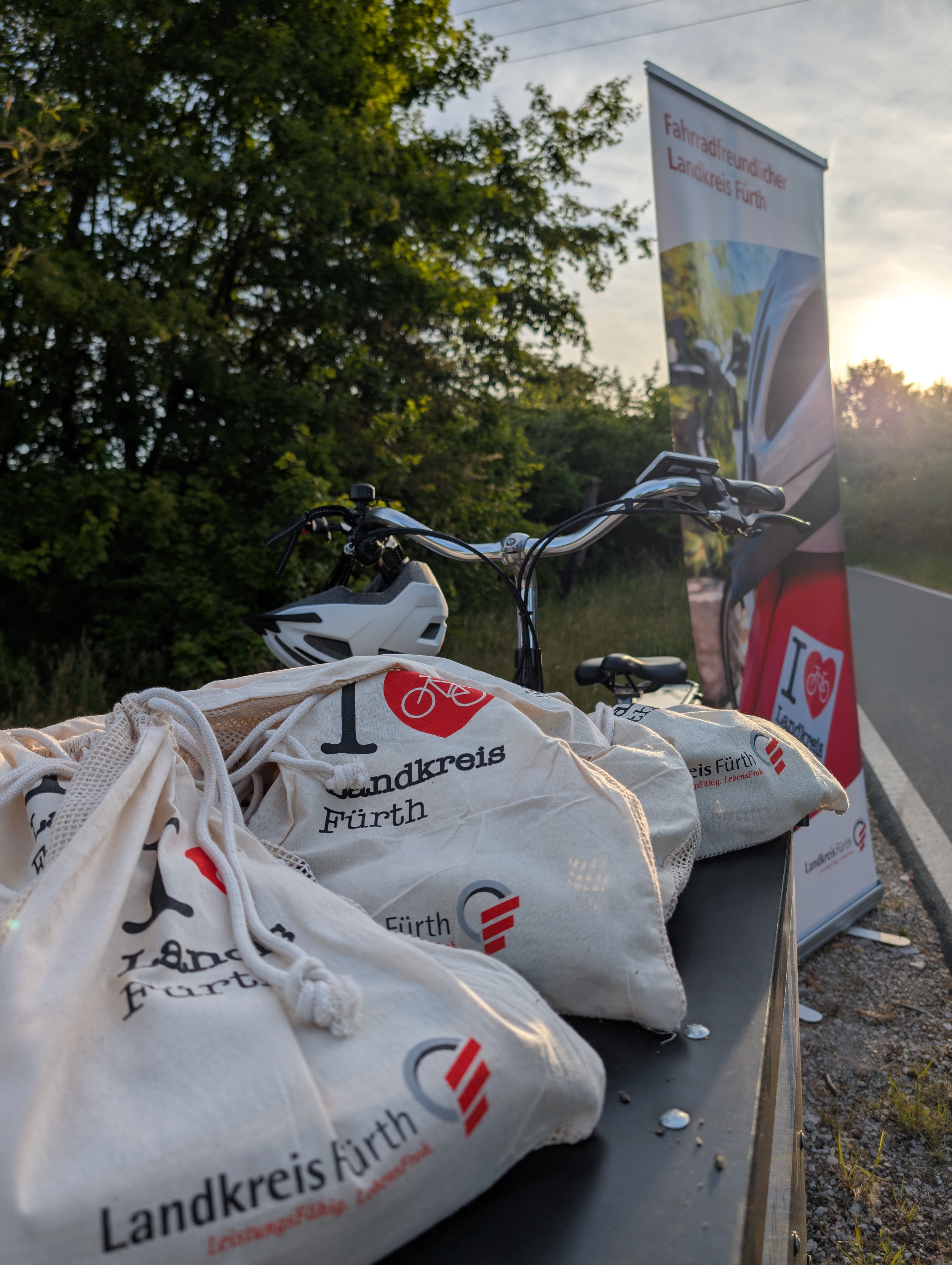Die zusammengestellten Tüten verpackt in einem nachhaltigen Bautel mit Landkreis-Fahrradlogo.