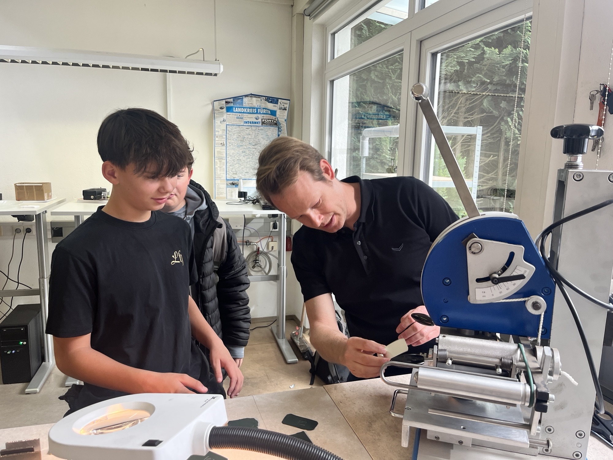 Die Karrieretour des Landkreises Fürth ermöglichte über 100 Schülerinnen und Schülern aus den Abschlussklassen der Mittelschulen Oberasbach, Roßtal und Stein einen Einblick in unterschiedliche Berufe. Insgesamt präsentierten 19 regionale Unternehmen den Jugendlichen ihre Ausbildungsberufe.