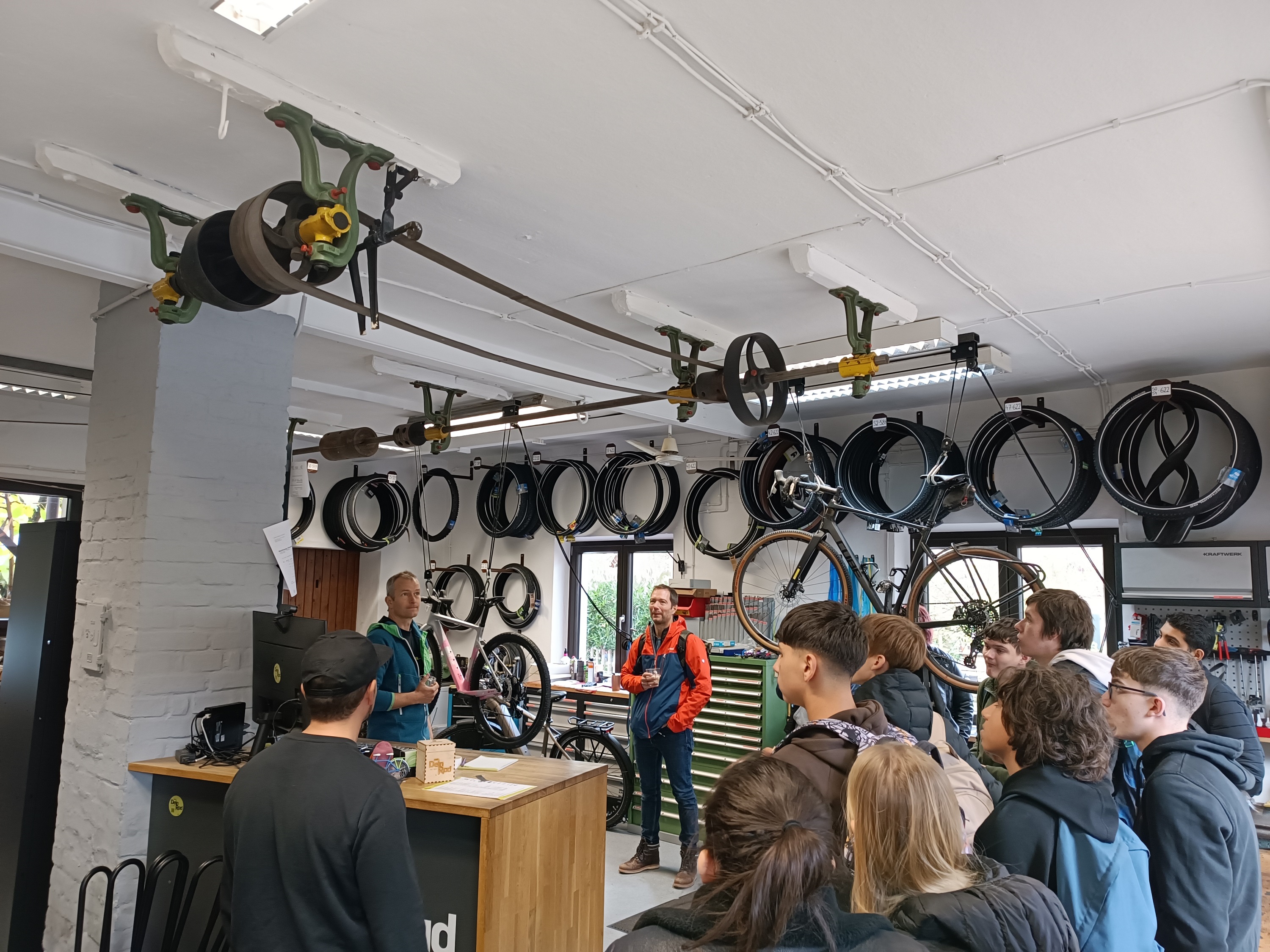 Die Karrieretour des Landkreises Fürth ermöglichte über 100 Schülerinnen und Schülern aus den Abschlussklassen der Mittelschulen Oberasbach, Roßtal und Stein einen Einblick in unterschiedliche Berufe. Insgesamt präsentierten 19 regionale Unternehmen den Jugendlichen ihre Ausbildungsberufe.