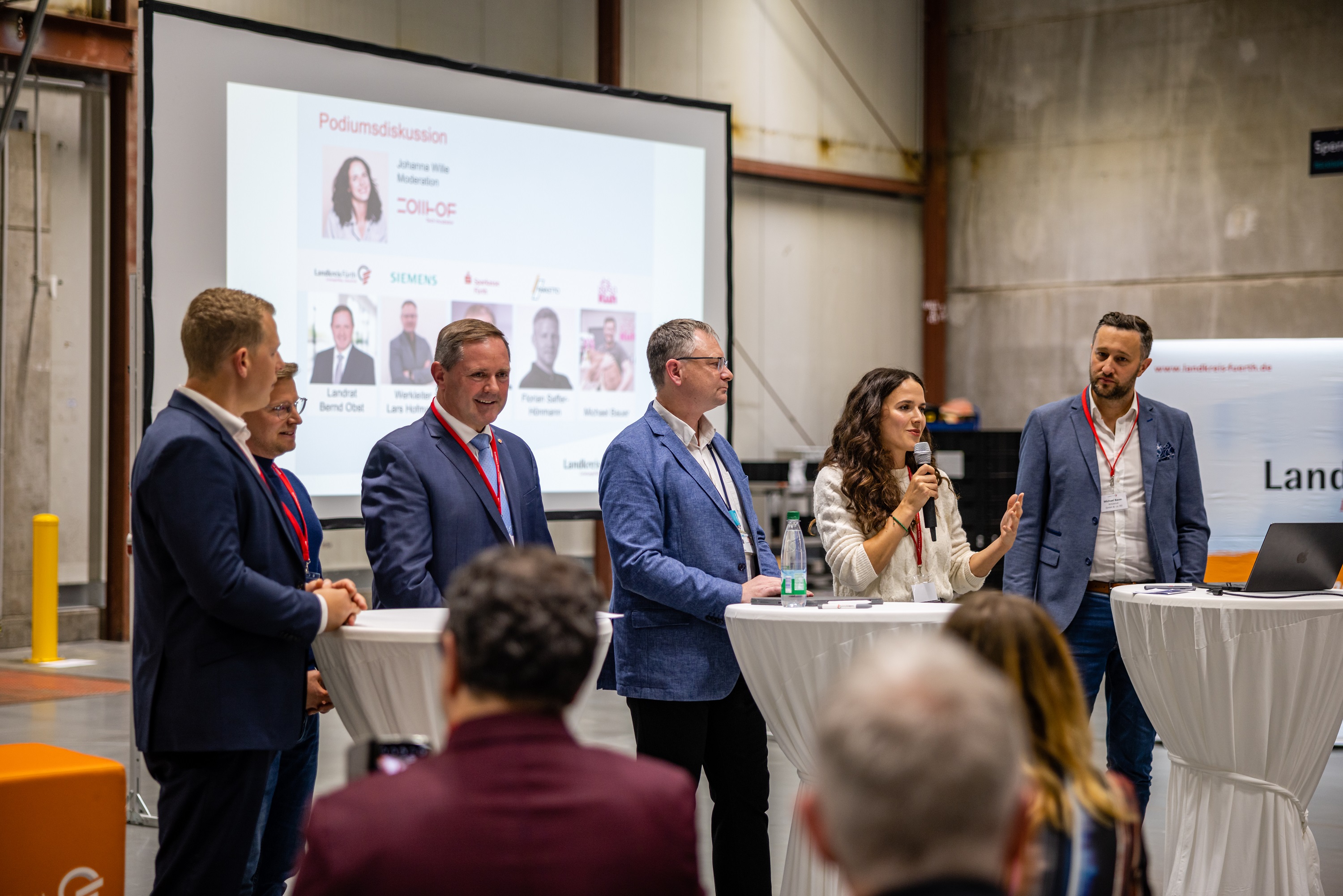 Johanna Wille vom Gründerzentrum ZOLLHOF moderierte die Podiumsdiskussion, in der u.a. Landrat Bernd Obst sowie Vertreterinnen und Vertreter aus den unterschiedlichsten Branchen, darunter Sparkasse Fürth, Parketto Bodenhaus GmbH, ROSAKuh und Siemens die Herausforderungen und Chancen der digitalen Zukunft diskutierten. 