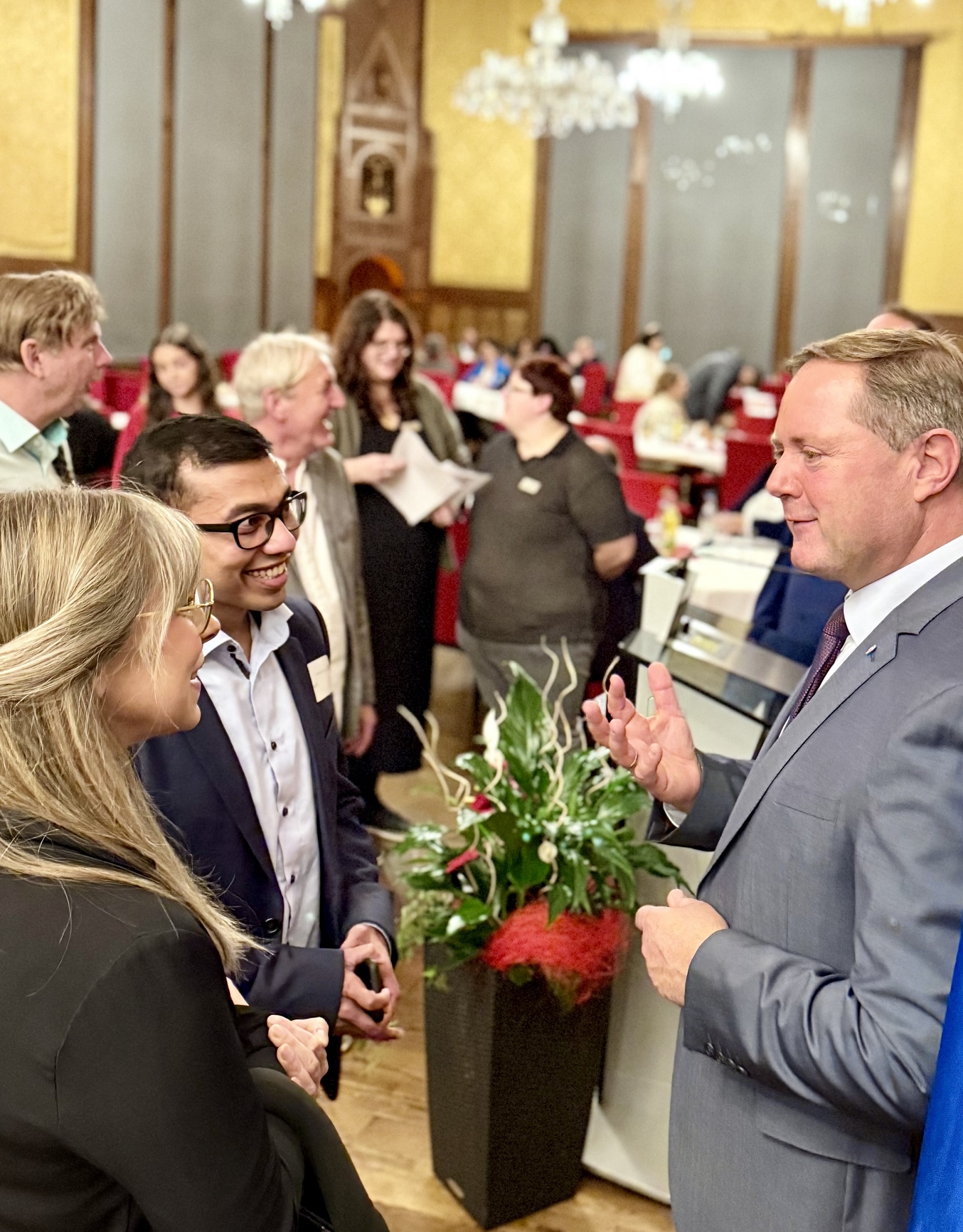 Nach dem offiziellen Teil nutzte Landrat Bernd Obst die Möglichkeit, sich mit den Neubürgerinnen und Neubürgern auszutauschen. 