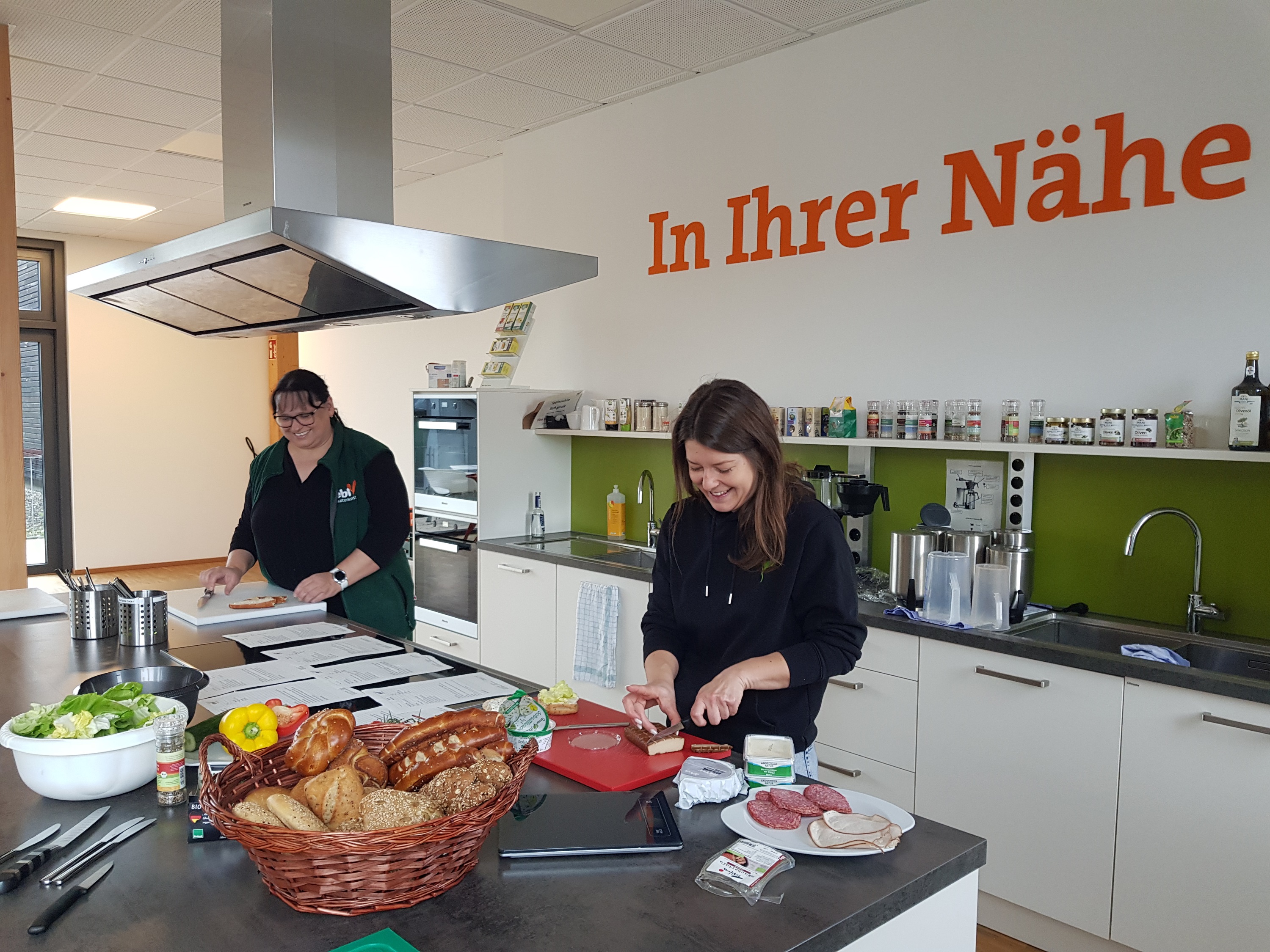Die Karrieretour des Landkreises Fürth ermöglichte über 100 Schülerinnen und Schülern aus den Abschlussklassen der Mittelschulen Oberasbach, Roßtal und Stein einen Einblick in unterschiedliche Berufe. Insgesamt präsentierten 19 regionale Unternehmen den Jugendlichen ihre Ausbildungsberufe.