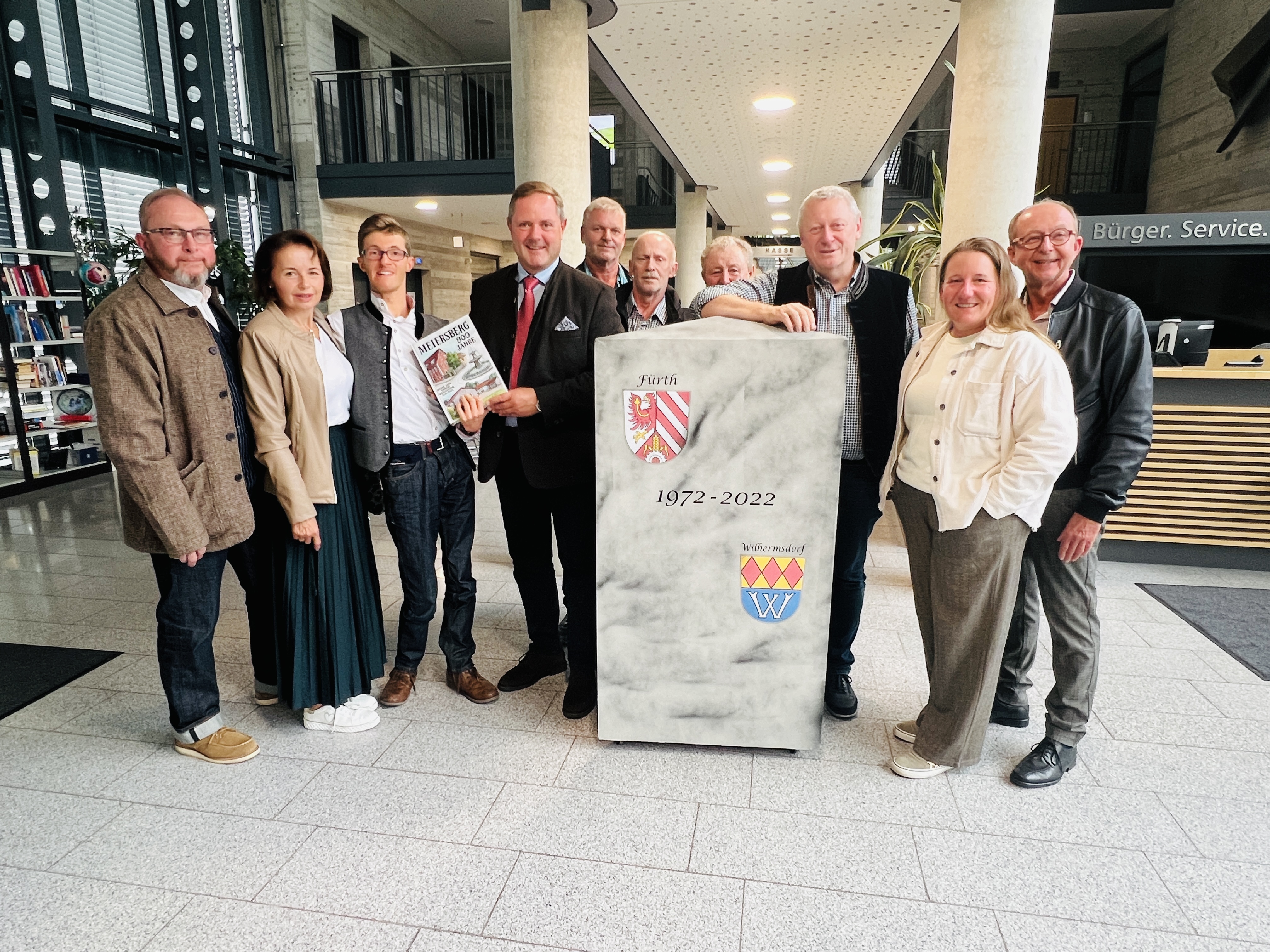 Der Dorfverein Meiersberg hat eine Nachbildung des Drei-Landkreis-Steins an den Landkreis Fürth übergeben.