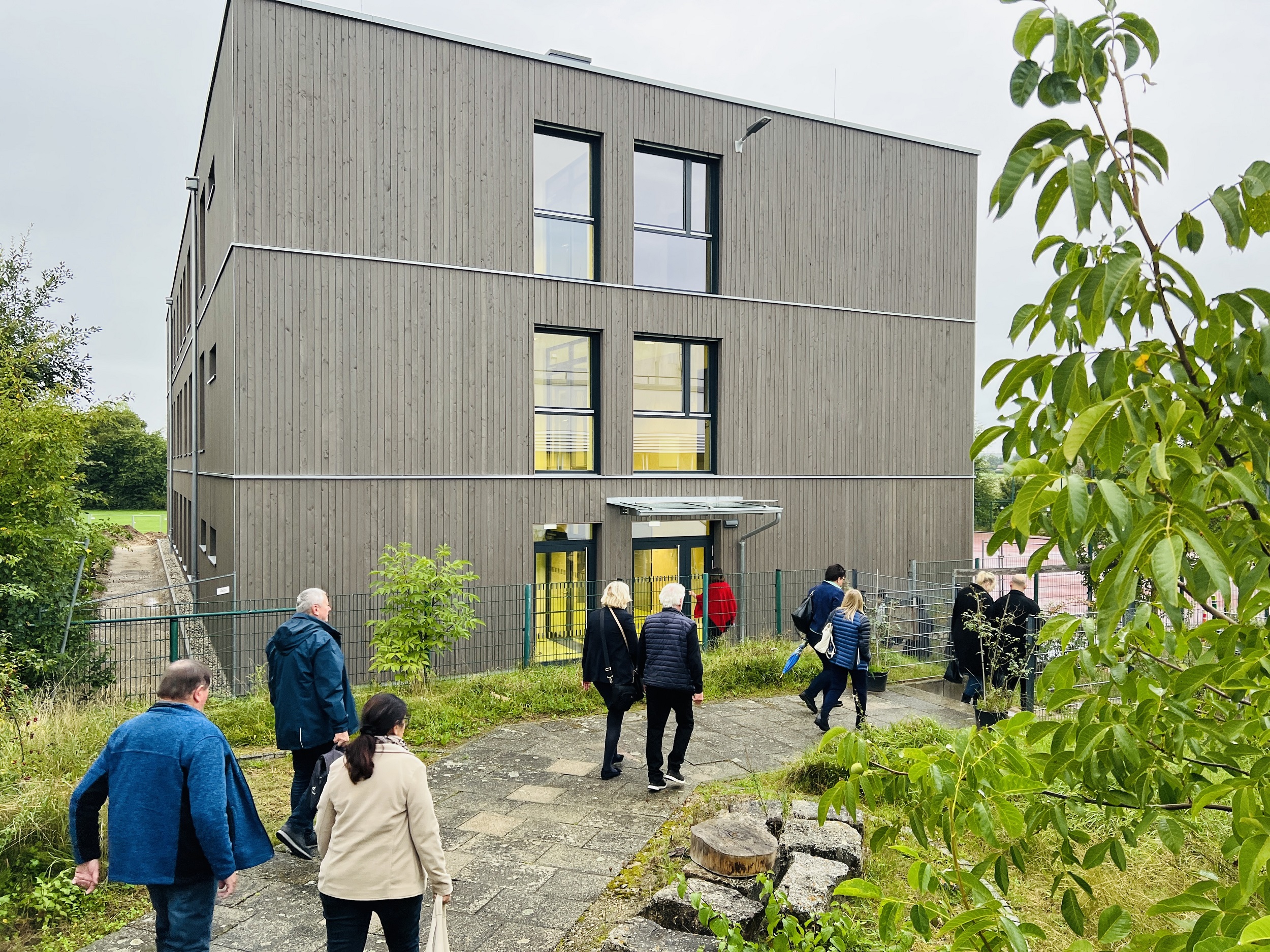 Das neue Interimsgebäude an der Dillenberg-Schule in Cadolzburg wird seit diesem Schuljahr genutzt und bietet damit die dringend benötigten Raumkapazitäten für inklusive Förderklassen.