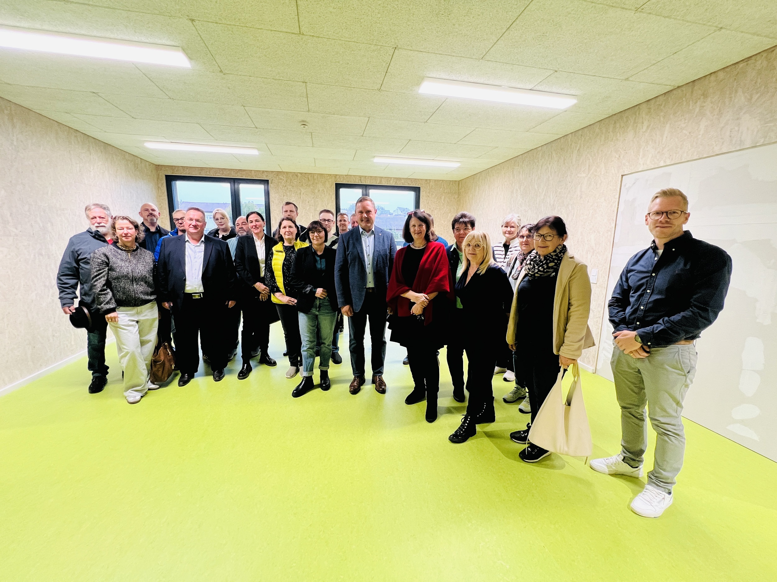 Landrat Bernd Obst und Bürgermeisterin Sarah Höfler besichtigten gemeinsam mit der Schulleitung sowie Mitgliedern des Kreistages und Projekt- sowie Bauverantwortlichen das Gebäude.