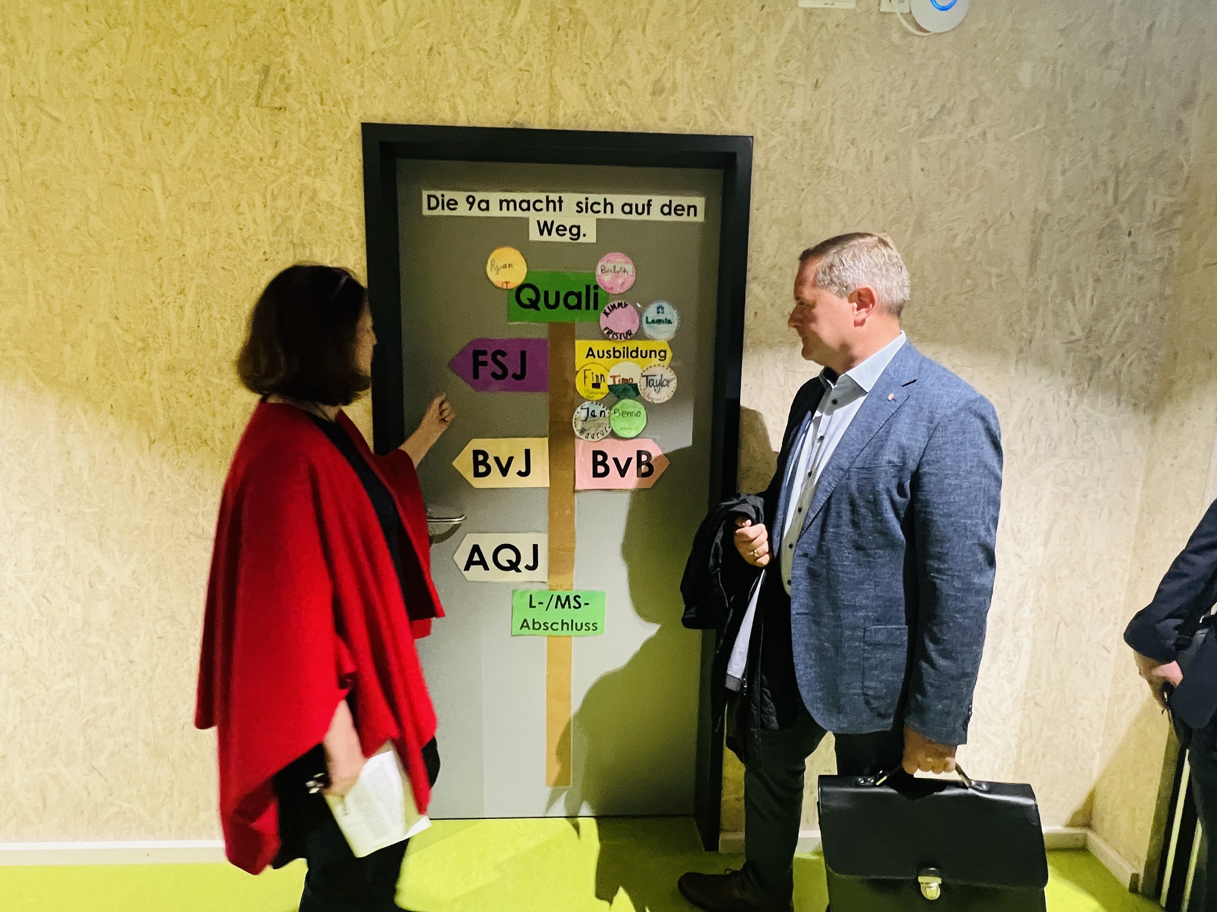 Rektorin Jutta Weber erklärt das pädagogische Konzept der Dillenberg-Schule, welches in den 10 neu entstandenen Klassen- und Gruppenräumen praktiziert wird. 