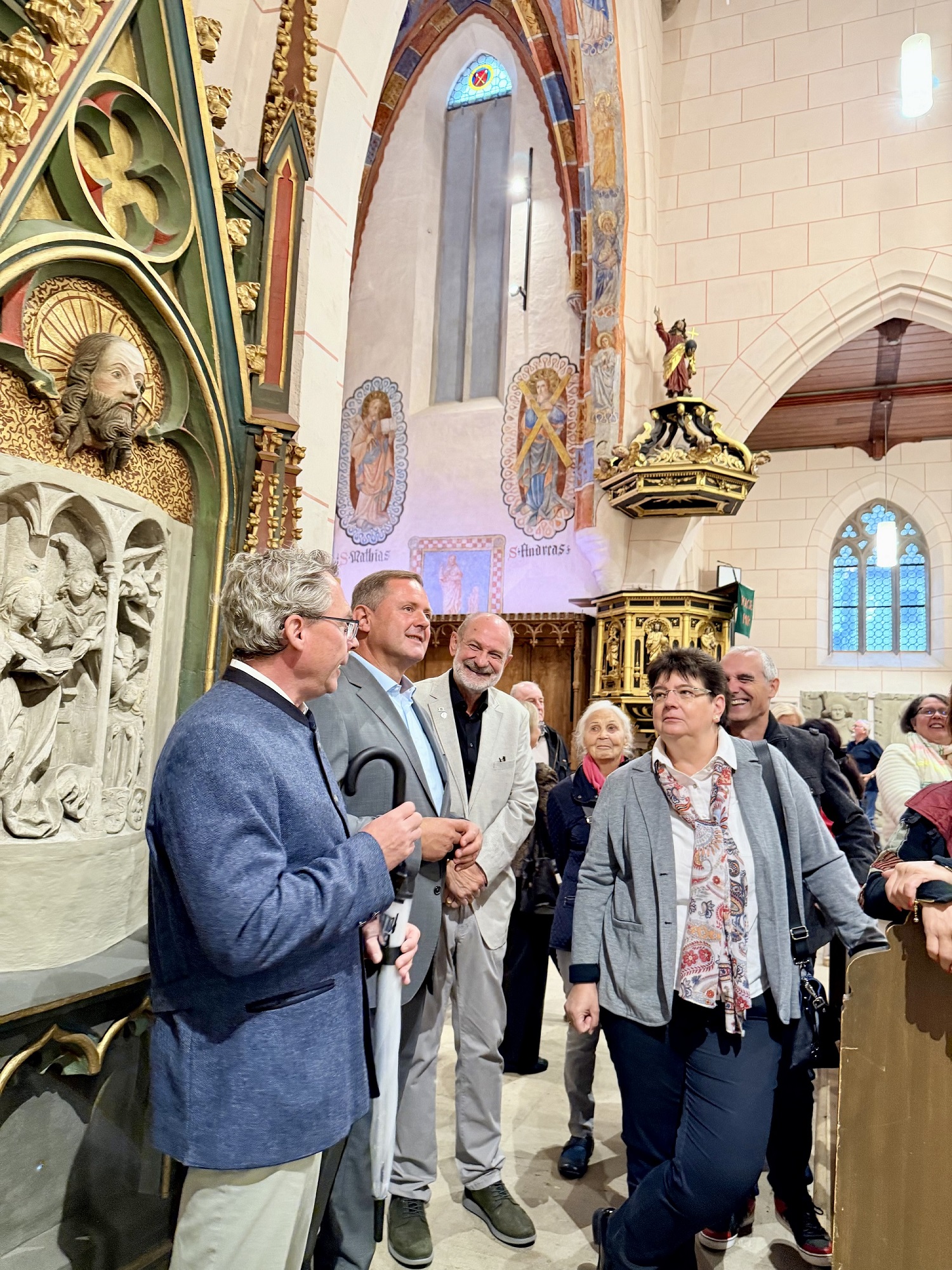 Dr. Thomas Liebert, Kreisheimatpfleger wusste nicht nur die Geschichte hinter den Altären in der Trinitatiskirche in Langenzenn zu erzählen, sondern hob ebenfalls die Bedeutung der Kunstschätze für die Identität unserer Gesellschaft hervor.