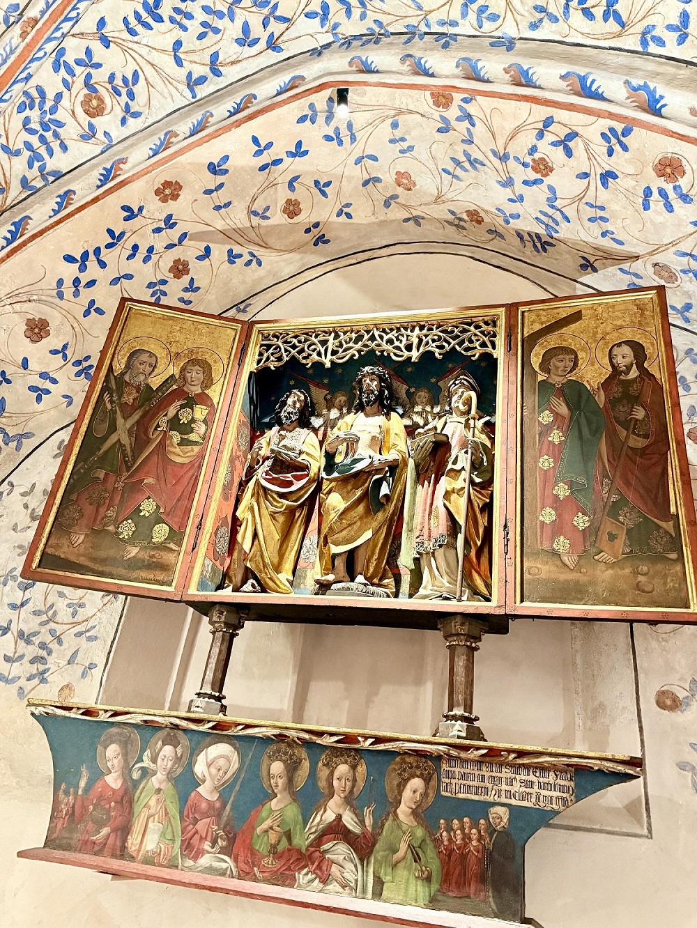 Die Trinitatiskirche in Langenzenn beeindruckt die Besucherinnen und Besucher bis heute mit ihrem spätmittelalterlichen Langhaus, wertvollen Glasfenstern und Altären.