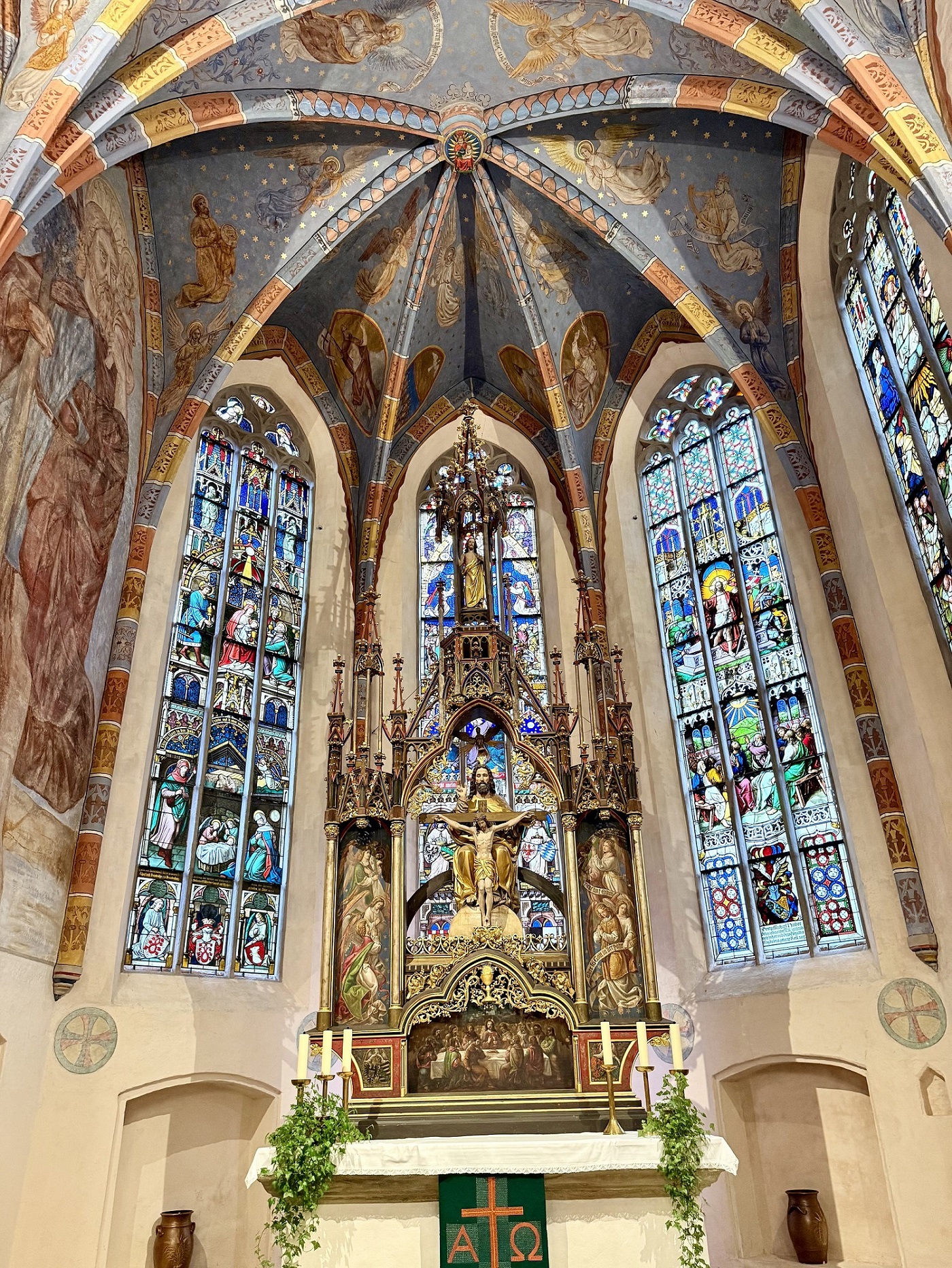 Die Trinitatiskirche in Langenzenn beeindruckt die Besucherinnen und Besucher bis heute mit ihrem spätmittelalterlichen Langhaus, wertvollen Glasfenstern und Altären.