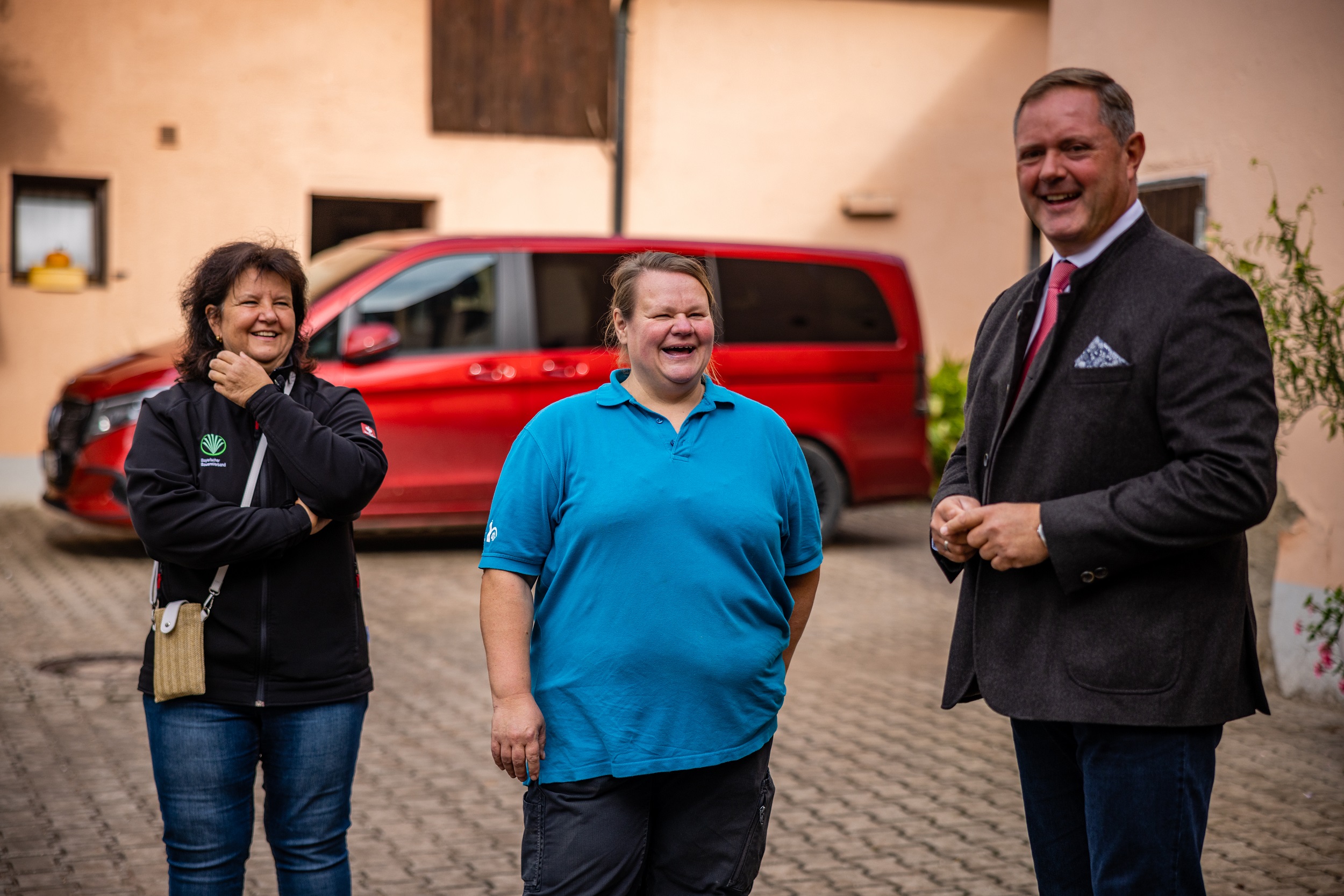 (1)	Auf dem Hof von Heike Vogel in Deberndorf: Kreisbäuerin Bettina Hechtel (links) und Landrat Bernd Obst (rechts). Heike Vogel ist seit 20 Jahren Dorfhelferin im Landkreis Fürth – und das mit leidenschaftlichem Einsatz.