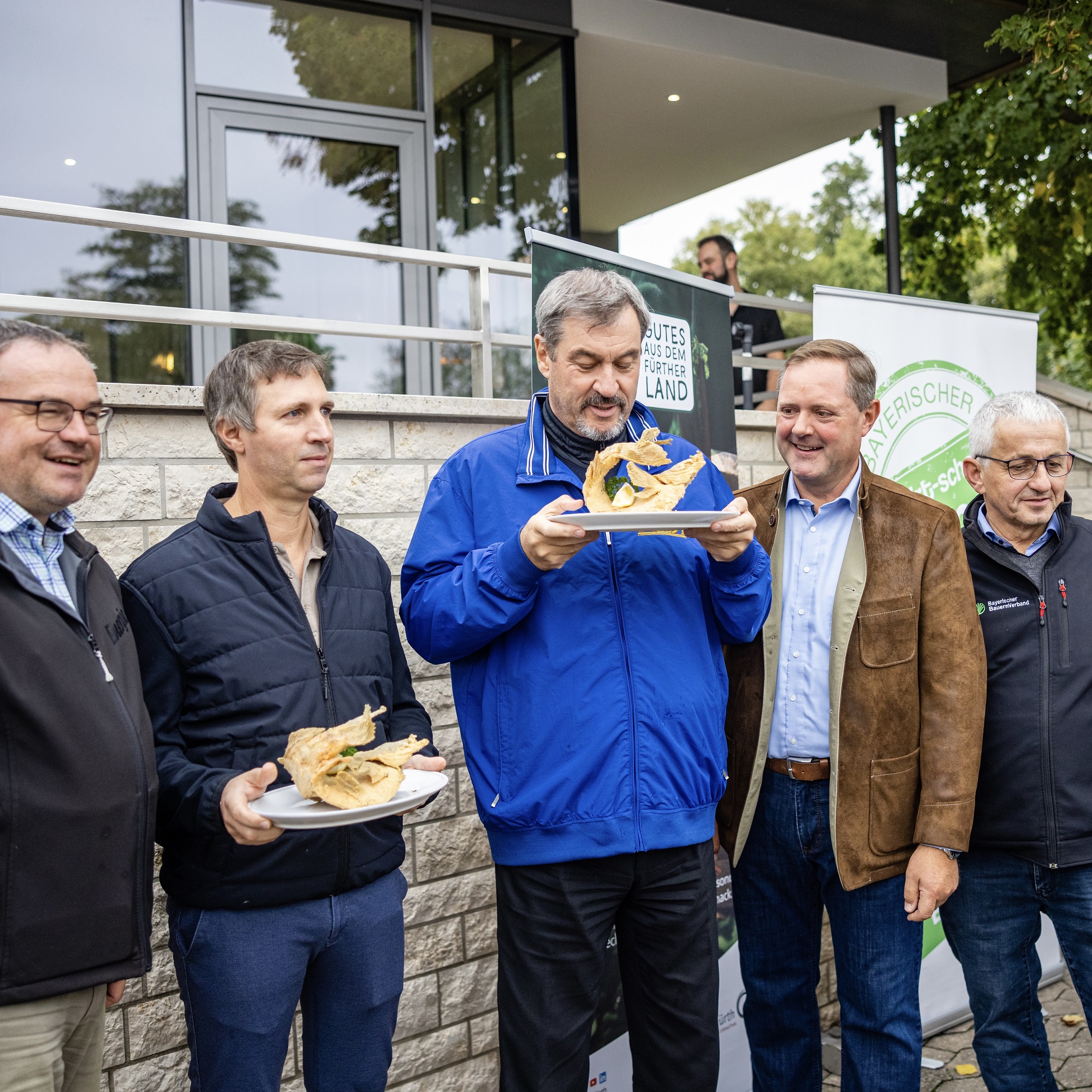 Frisch vom Weiher auf den Teller: Ministerpräsident Markus Söder probierte den gebackenen Karpfen vom Landgasthof Seerose. V.l.n.r.: Michael Maderer, Vorsitzender Teichgenossenschaft Landkreis Fürth, Jochen Peter, Geschäftsführer Gasthof und Landhotel Seerose, Bayerns Ministerpräsident Markus Söder, Landrat Bernd Obst und Peter Köninger, Kreisobmann Bayerischer Bauernverband.