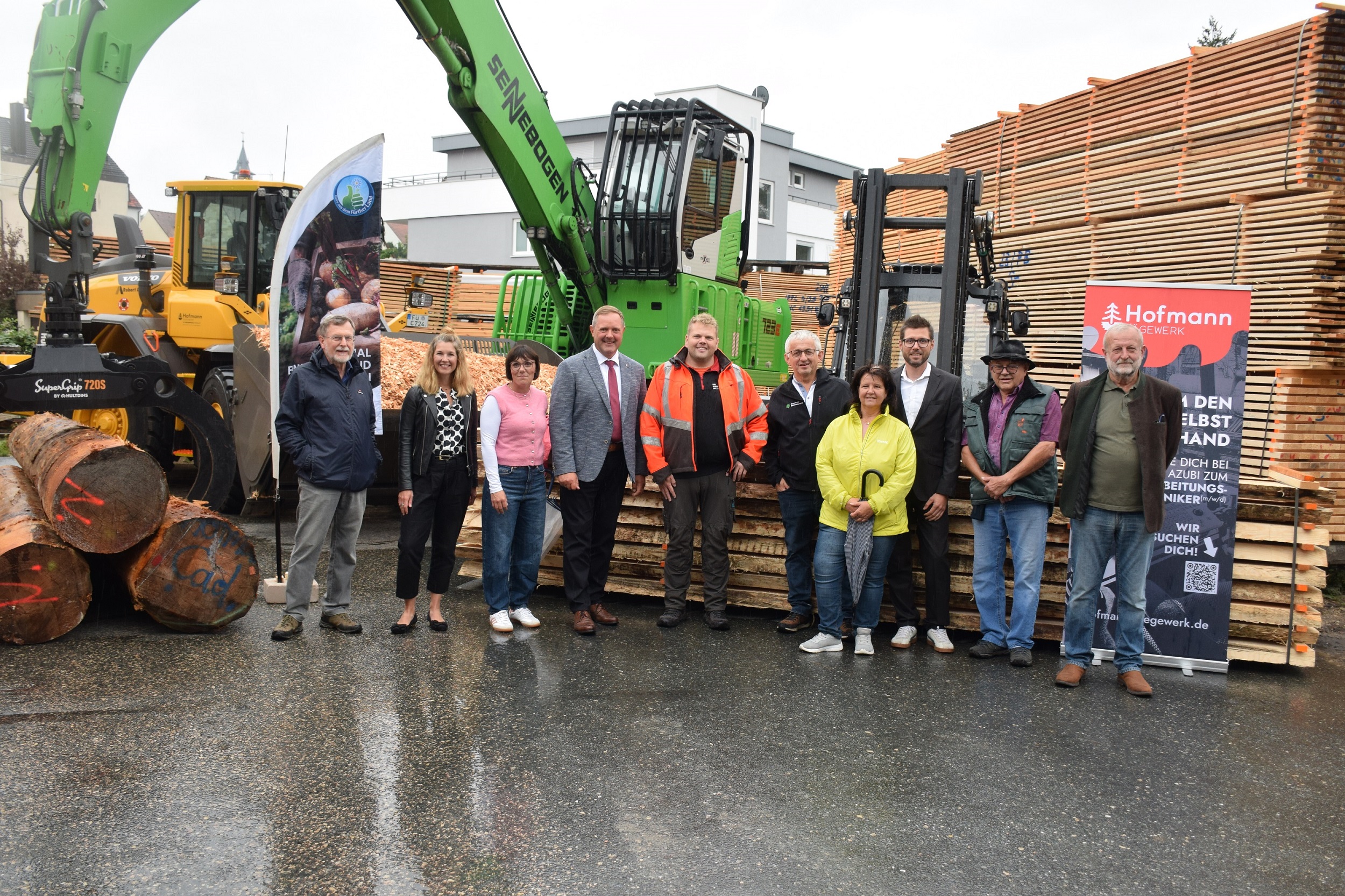 Gruppenfoto: Zu Besuch im Sägewerk Hofmann in Cadolzburg: (v.l.n.r.) Arno Pfeifenberger, Bund Naturschutz, Joanna Bacik, Regional- und Wirtschaftsförderung Landkreis Fürth, Bürgermeisterin Sarah Höfler, Landrat Bernd Obst, Felix Dietrich, Sägewerk Hofmann, Peter Köninger, Bayerischer Bauernverband, Kreisbäuerin Bettina Hechtel, Alexander Reinfelder, IHK Mittelfranken, Walter Dietrich, Sägewerk Hofmann und Erich Reichert, Jägerschaft Landkreis Fürth 