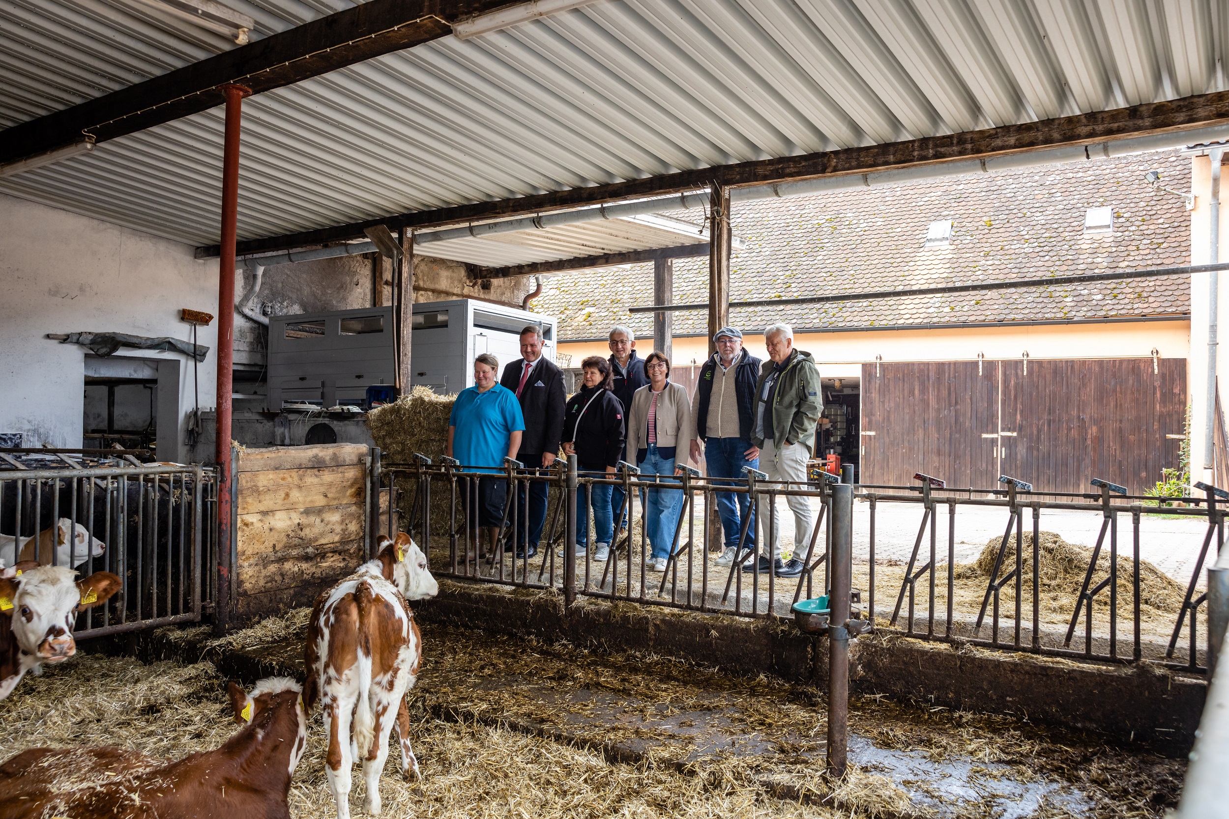 (2)	Mit dem Besuch des Hofes von Heike Vogel in Deberndorf unterstrichen alle Anwesenden die Wichtigkeit der Dorf- und Betriebshilfe für die Bauern der Region. (v.l.n.r.) Dorfhelferin Heike Vogel, Landrat Bernd Obst, Kreisbäuerin Bettina Hechtel, Peter Köninger, Bayerischer Bauernverband, Bürgermeisterin Sarah Höfler, Herbert Engelhardt, Maschinen- und Betriebshilfsring Fürth e.V. und Dr. Peter Schlee, Evangelische Dorf- und Betriebshilfe. 