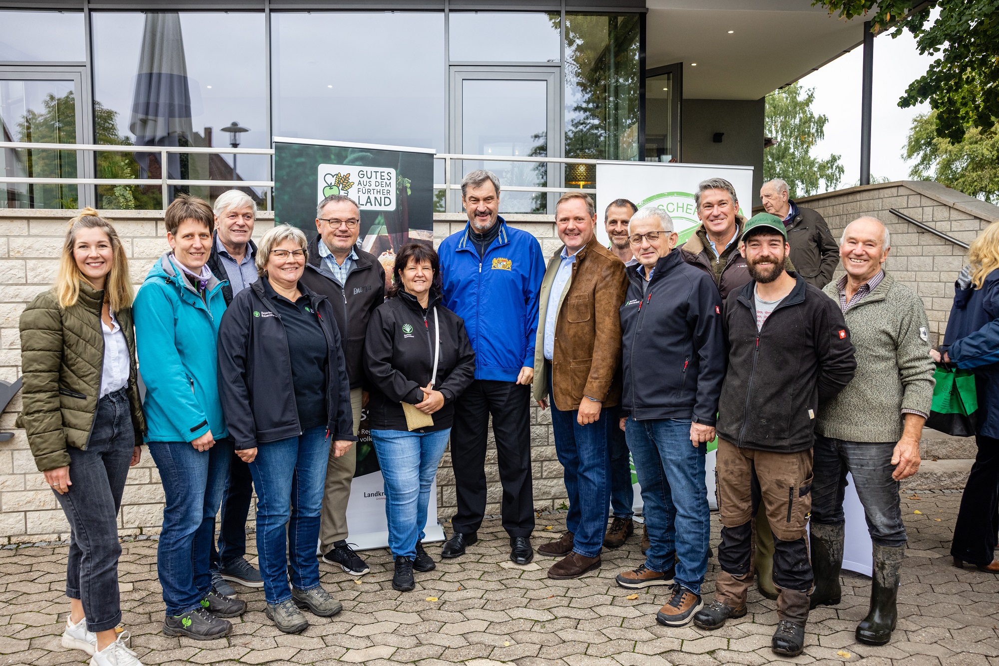 Trafen sich zum gemeinsamen Abfischen am Gasthof Seerose in Langenzenn-Horbach: Bayerns Ministerpräsident Markus Söder, Landrat Bernd Obst, Verantwortliche der Teichwirtschaft, des Bauernverbandes und der Rechtlergemeinschaft sowie Mitglieder des Steuerkreises „Gutes aus dem Fürther Land“.