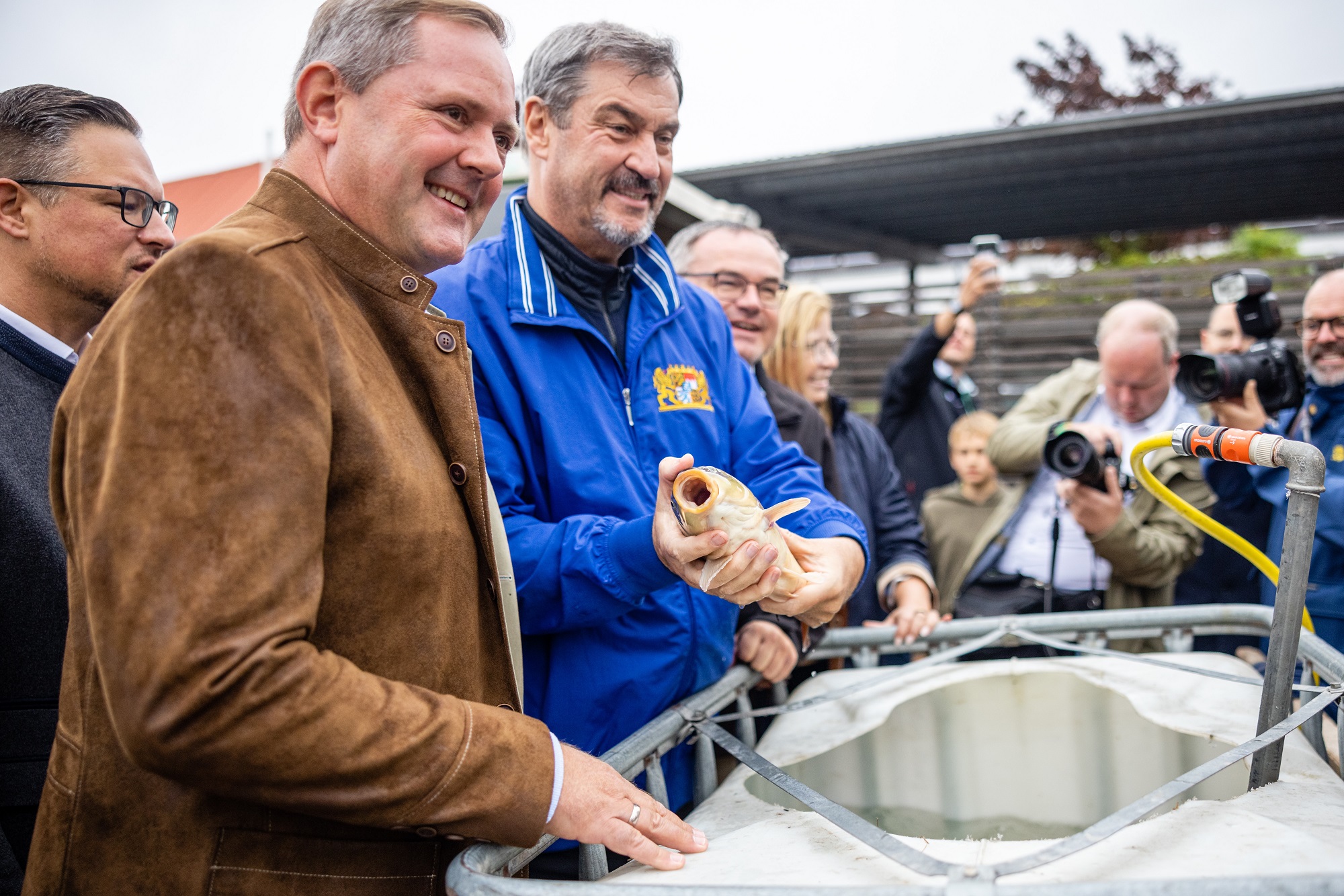 Karpfenabfischen am Weiher in Langenzenn-Horbach gemeinsam mit Ministerpräsident Markus Söder und Landrat Bernd Obst.
