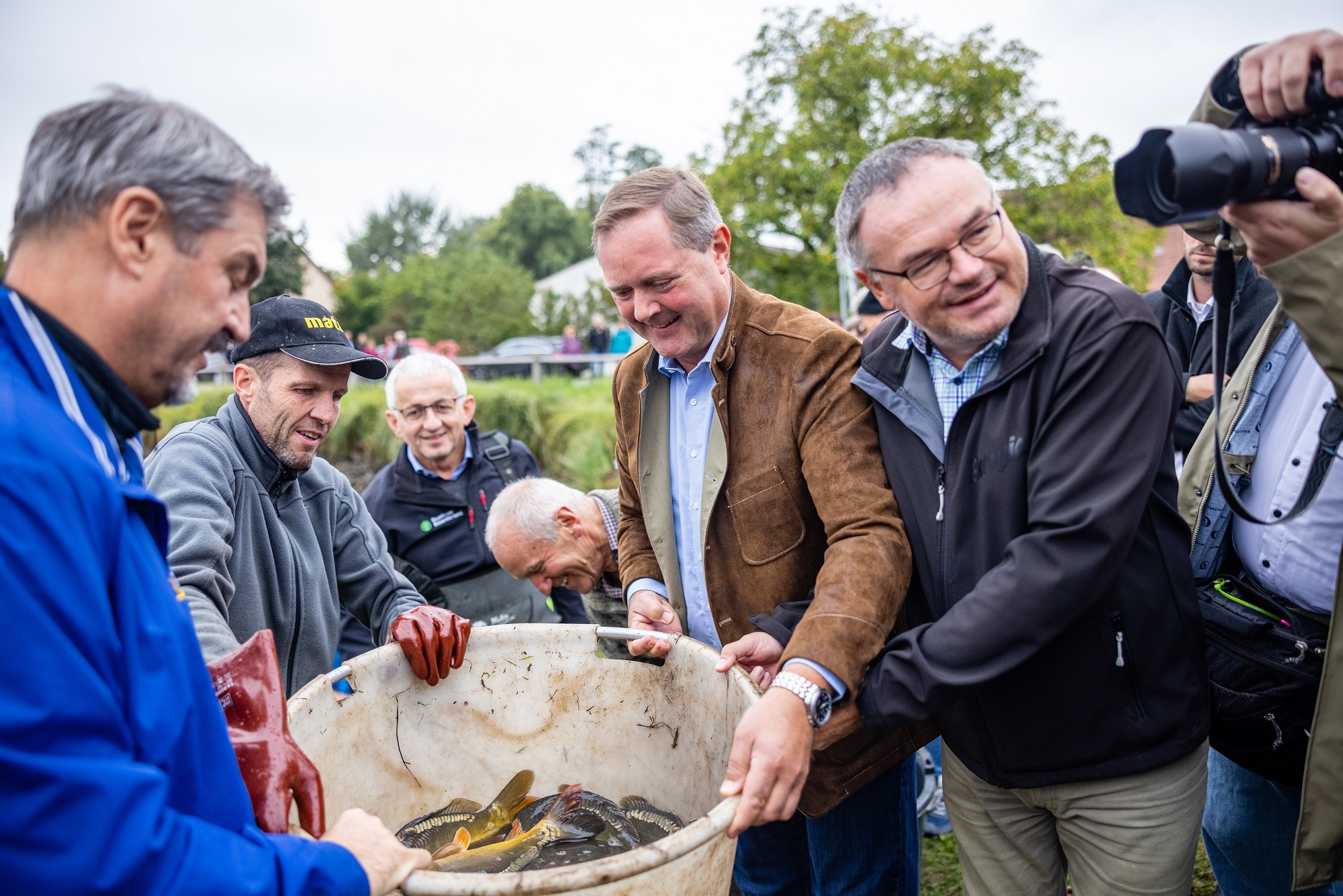 Karpfenabfischen am Weiher in Langenzenn-Horbach gemeinsam mit Ministerpräsident Markus Söder und Landrat Bernd Obst.