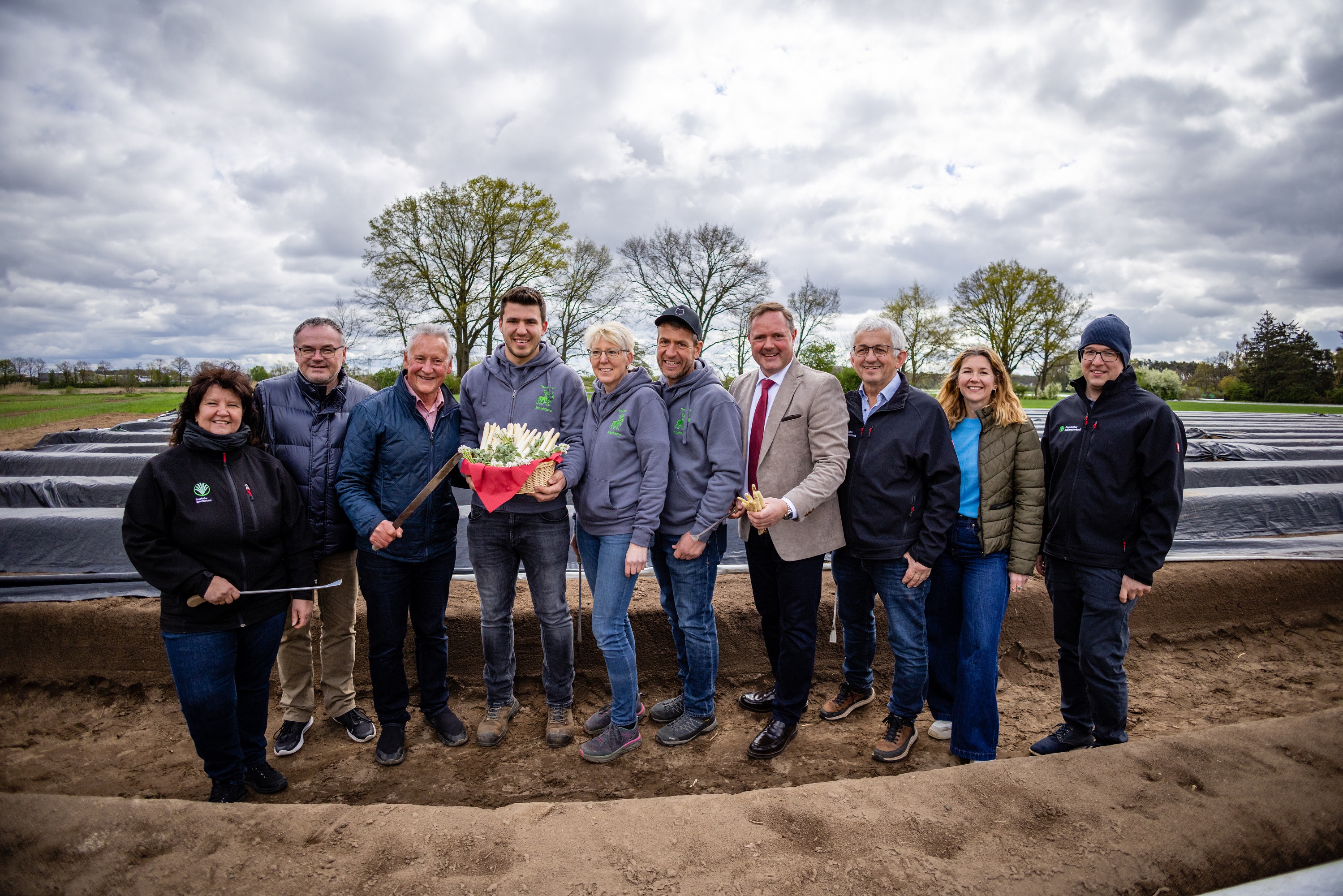 v.l.n.r.: Bettina Hechtel, Bayerischer Bauernverband, Michael Maderer, Initiative „Gutes aus dem Fürther Land“, Oberbürgermeister Stadt Fürth Thomas Jung, Marco, Claudia und Bernd Lohbauer, Landrat Bernd Obst, Peter Köninger, Initiative „Gutes aus dem Fürther Land“ und Joanna Bacik, Regional- und Wirtschaftsförderung Landkreis Fürth sowie Stephan Brinkman, Initiative „Gutes aus dem Fürther Land“