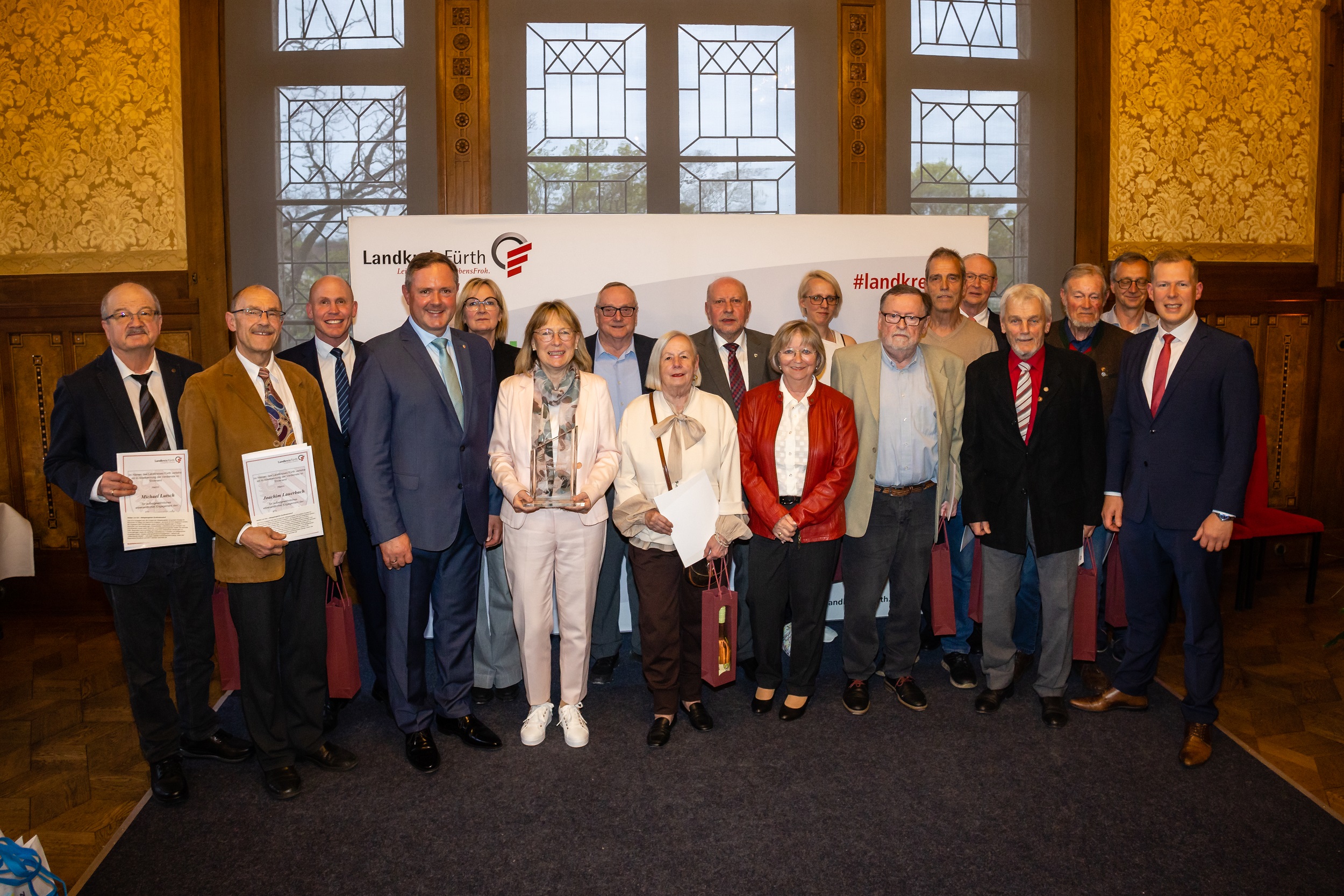 Helden vor Ort: Gruppe der Alltagsbegleiter Großhabersdorf sowie die Geehrten aus der Gemeinde