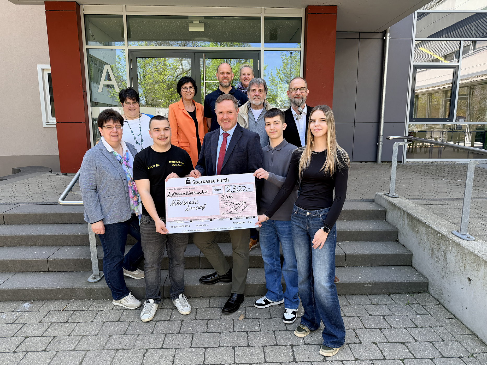 Landrat und Stiftungsratsvorsitzender Bernd Obst übergab den Spendenscheck der Landkreisstiftung an die Schülerinnen und Schüler der Mittelschule Zirndorf. Die Stiftung unterstützt das Projekt „Demokratieförderung im Rahmen der Schule ohne Rassismus – Schule mit Courage“ mit 2.500 Euro.