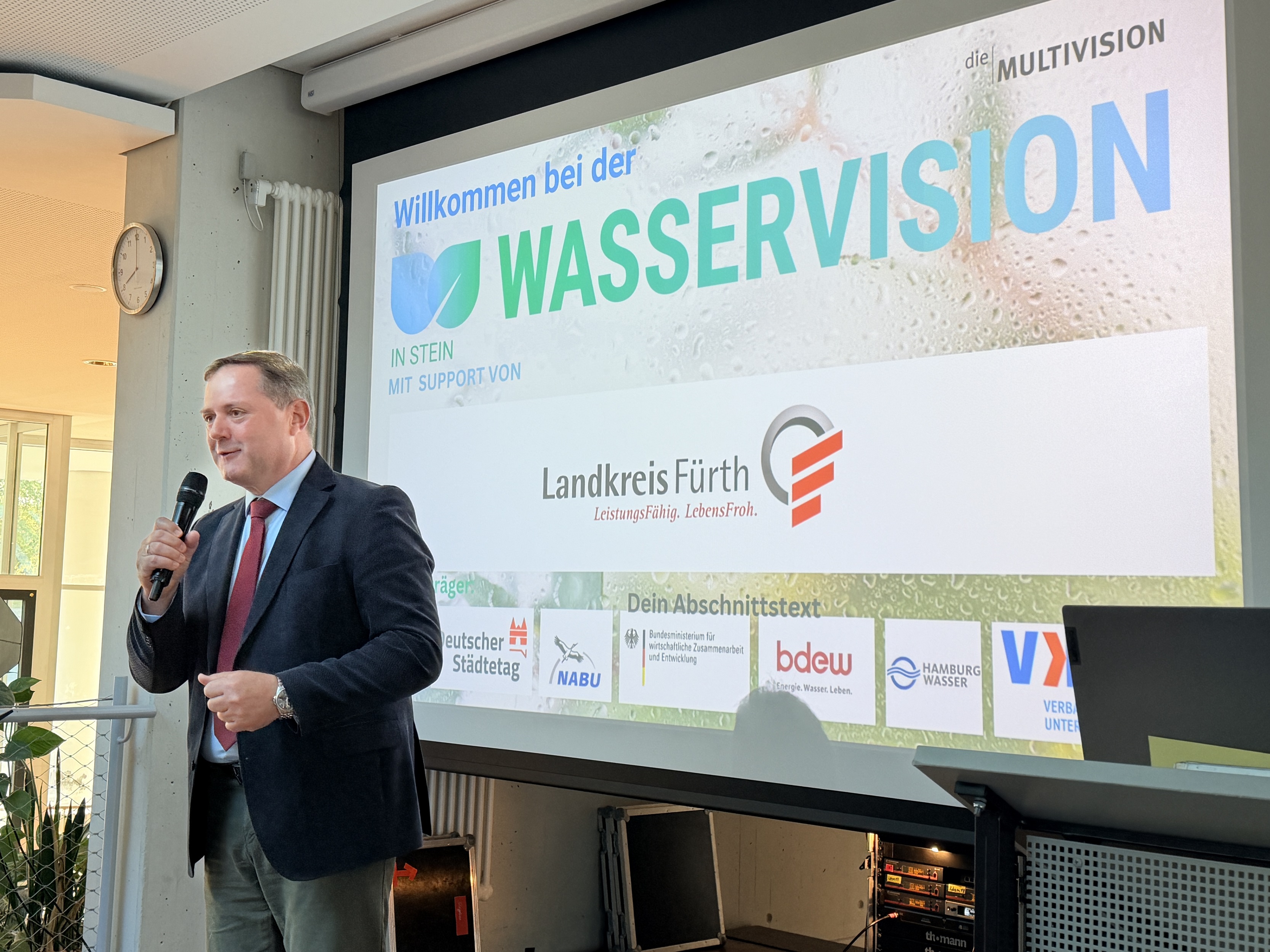 Landrat Bernd Obst Begrüßt das Publikum vor der Präsentation zur Wasservision