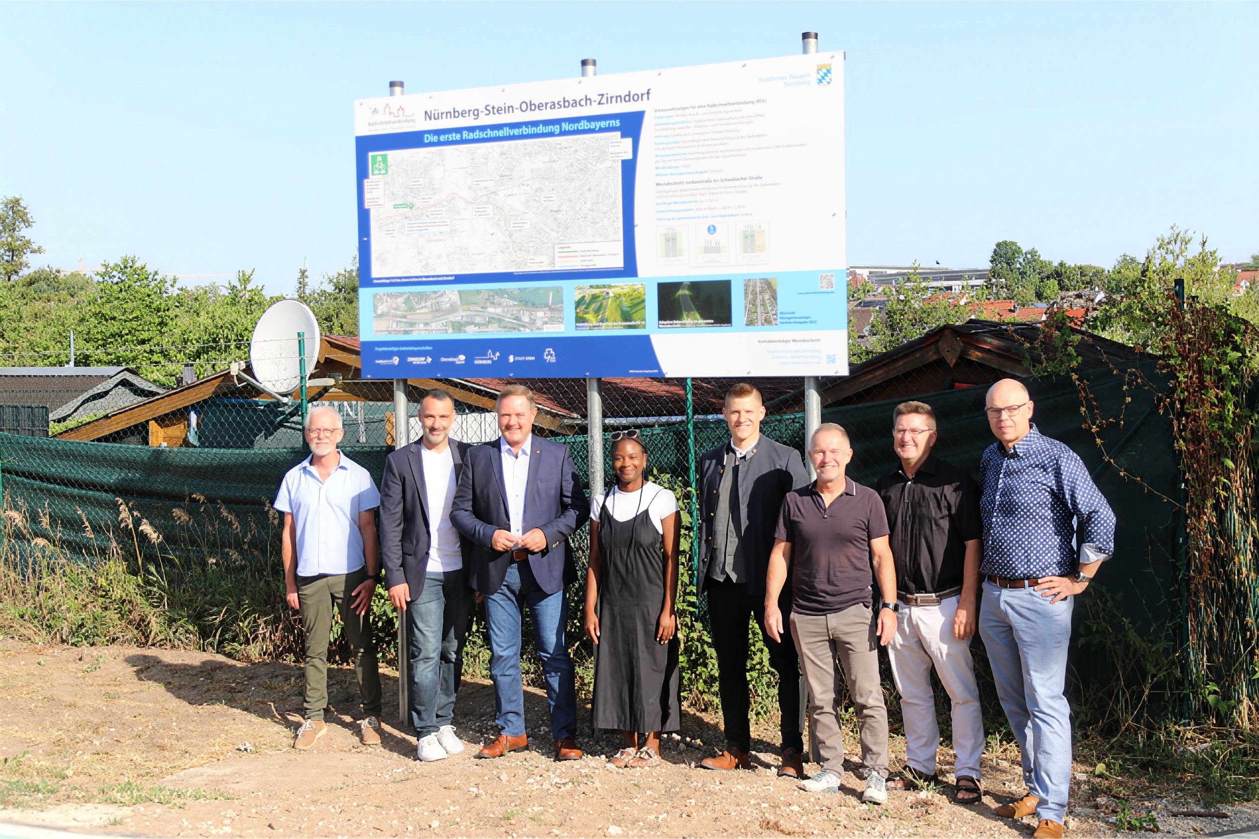 von links nach rechts: Gerhard Klein Stadt Zirndorf, Marcus Spath 1. Bürgermeister Stadt Zirndorf, Landrat Bernd Obst, Naemi Minartz Landkreis Fürth, Steffen Stark Staatliches Bauamt Nürnberg, Ralf Klein Stadt Zirndorf, Norbert Weber Staatliches Bauamt Nürnberg und Andreas von Dobschütz Staatliches Bauamt Nürnberg