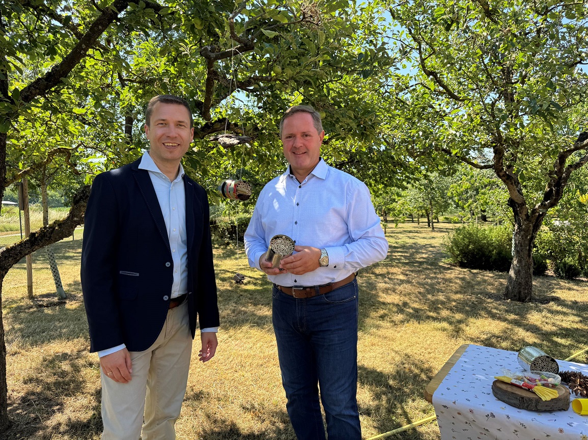 Altlandrat und Schirmherr Matthias Dießl und Landrat und 1. Vorsitzender des Kreisverbands für Gartenbau und Landespflege Fürth Bernd Obst im Kreislehrgarten des Landkreises Fürth. 