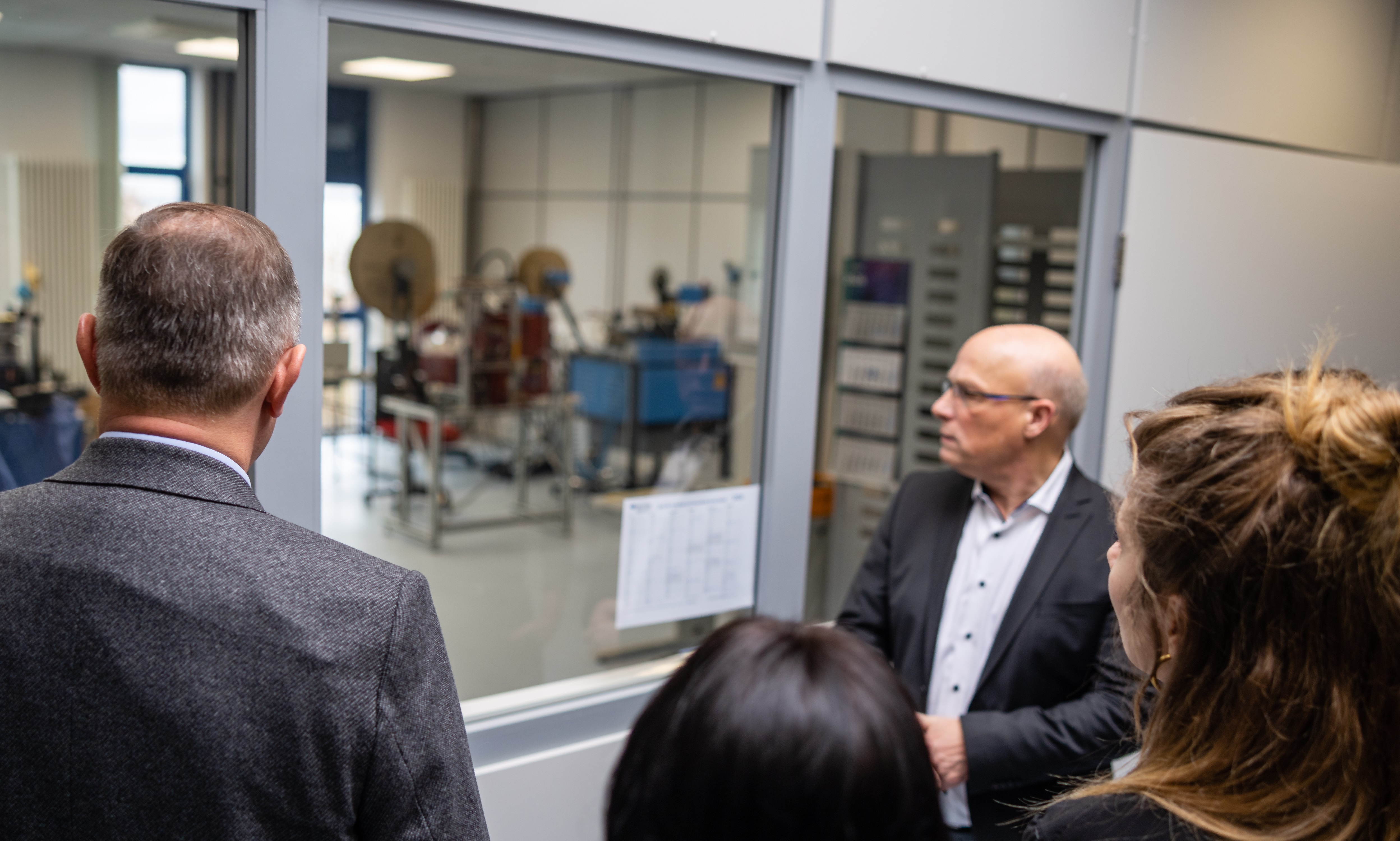 Dr.-Ing. Lutz Baumann mit Joanna Bacik und Sandra König von der Regional- und Wirtschaftsförderung des Landkreises, Bürgermeisterin Sarah Höfler und Landrat Bernd Obst