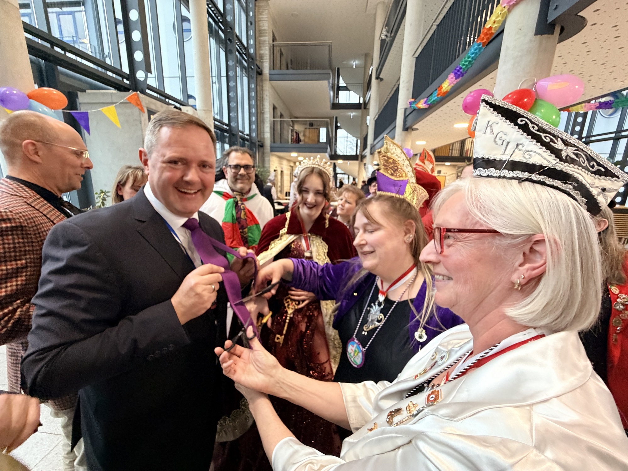 Krawatte ab! Auch Landrat Bernd Obst musste beim traditionellen Krawattenschneiden seine Krawatte herhalten.