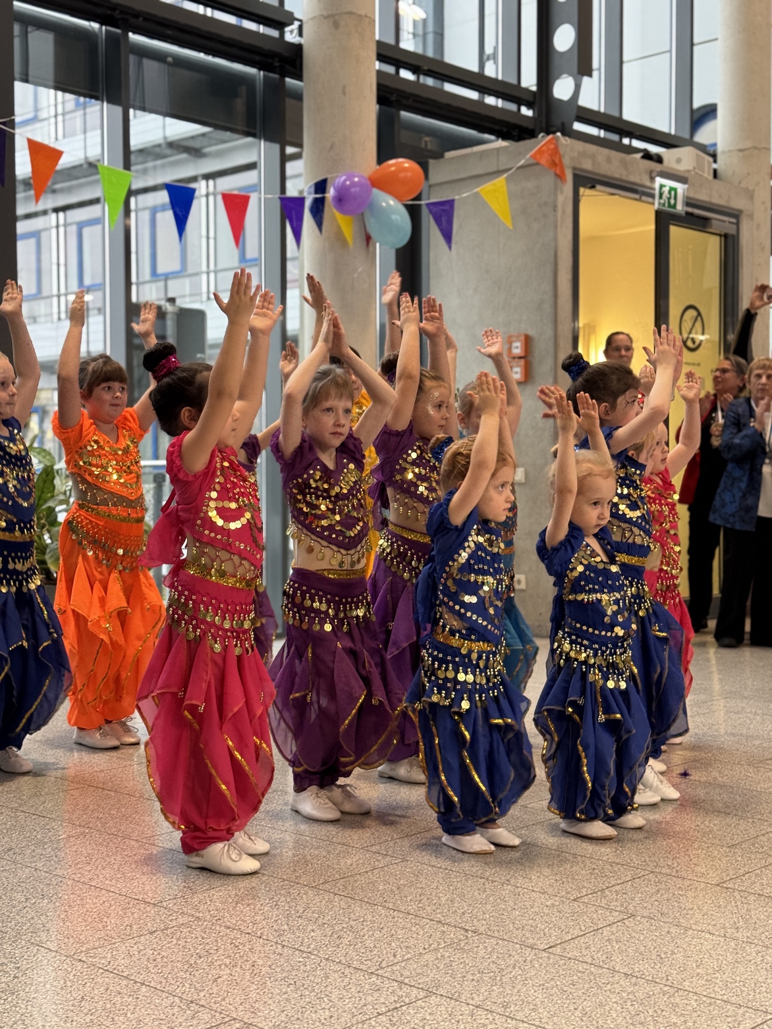 Die Kindertanzgruppen der Steiner Schlossgeister ‚Ameisen‘ und ‚Fliegengewichte‘ entzückten und begeisterten das Publikum.