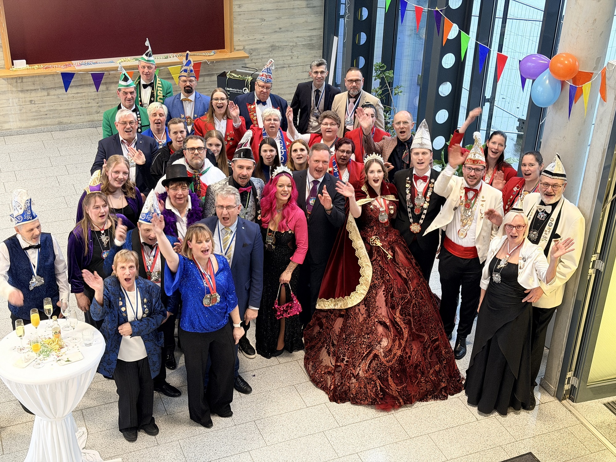 Alle acht Faschingsgesellschaften aus dem Landkreis Fürth präsentierten sich beim traditionellen Weiberfasching im Landratsamt in Zirndorf.