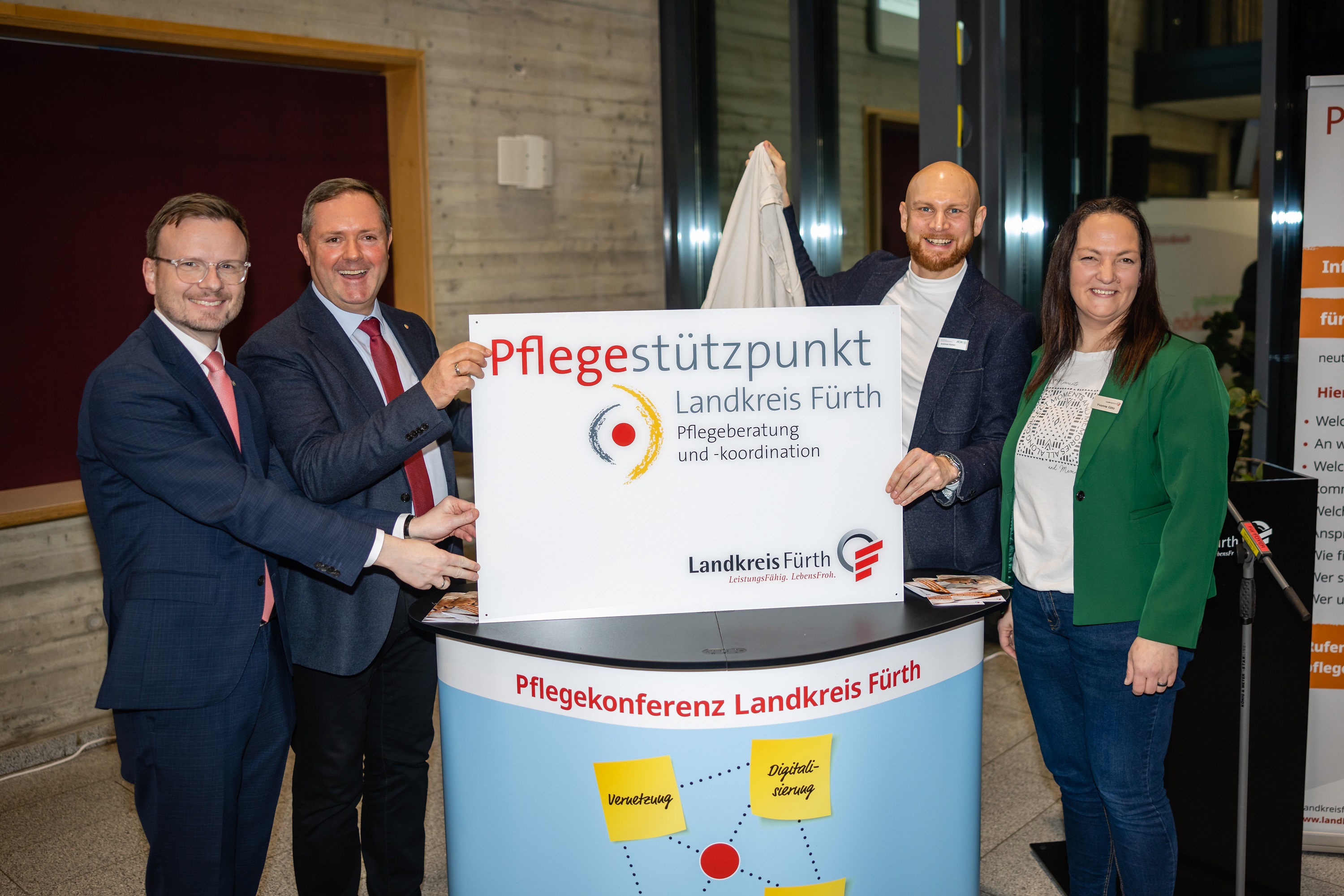 Eröffneten den Pflegestützpunkt im Landratsamt Fürth in Zirndorf: (v.l.n.r.) Bezirkstagspräsident Peter Daniel Forster, Landrat Bernd Obst, Direktor der AOK Mittelfranken Andreas Kaiser sowie Yvonne Götz, Mitarbeiterin Pflegestützpunkt