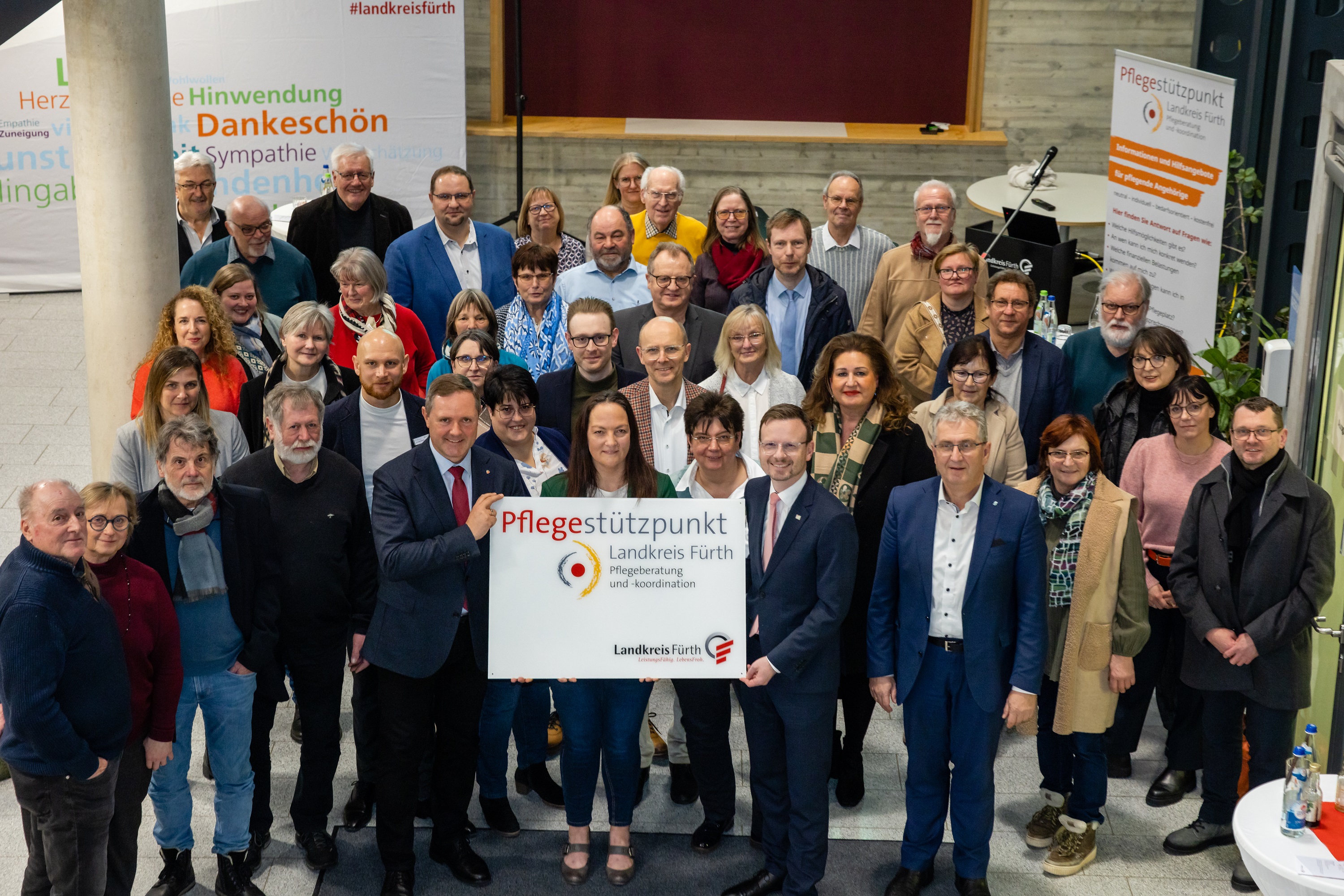 Eröffneten den Pflegestützpunkt im Landratsamt Fürth in Zirndorf: (v.l.n.r.) Bezirkstagspräsident Peter Daniel Forster, Landrat Bernd Obst, Direktor der AOK Mittelfranken Andreas Kaiser sowie Yvonne Götz, Mitarbeiterin Pflegestützpunkt