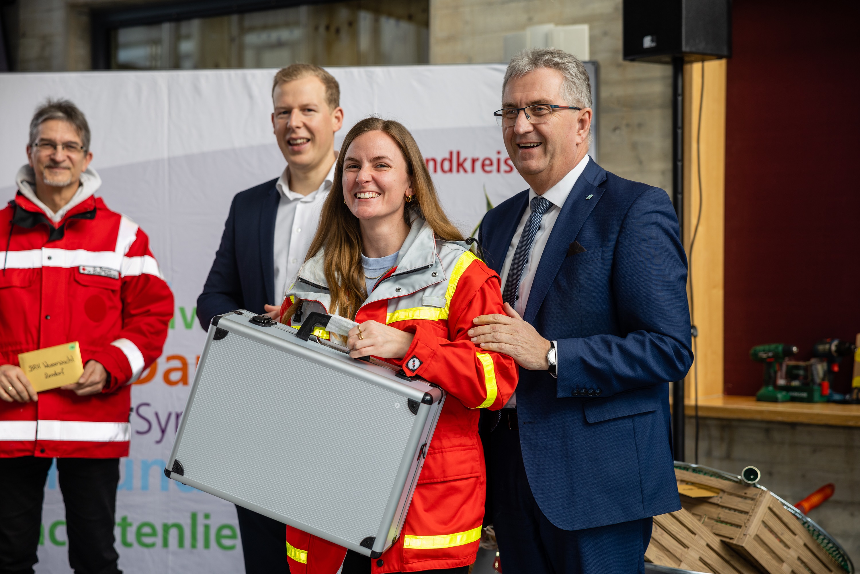 Kai Tusak , Sparkasse Fürth und Kurt Krömer Bürgermeister Stadt Stein und stellvertretender Vorsitzender der LAG übergaben zahlreiche Geschenke