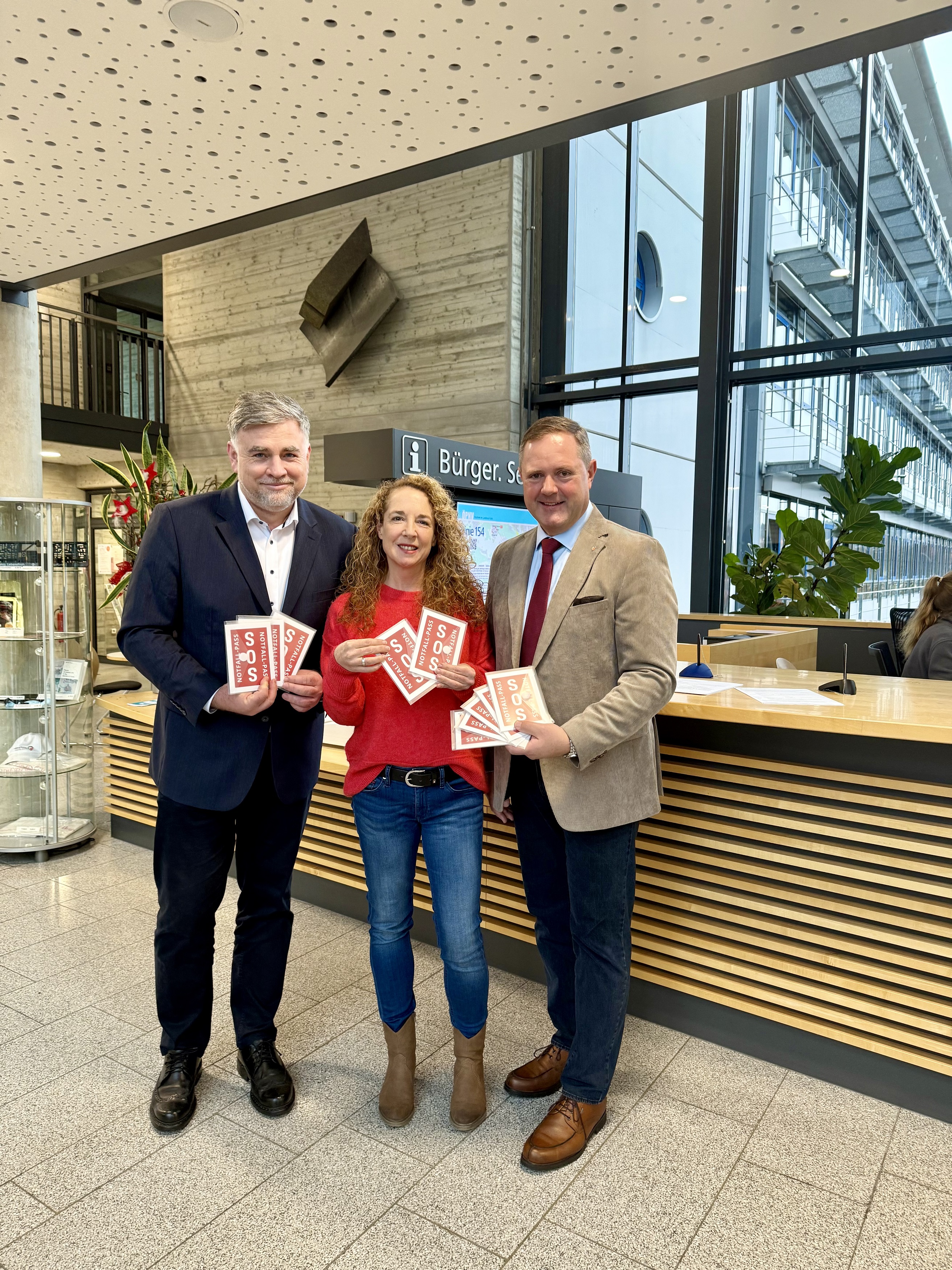 (v.l.n.r.) Adolf Dodenhöft, Vorstandsvorsitzender Sparkasse Fürth, Tanja Maier, Seniorenbeauftragte Landkreis Fürth und Landrat Bernd Obst