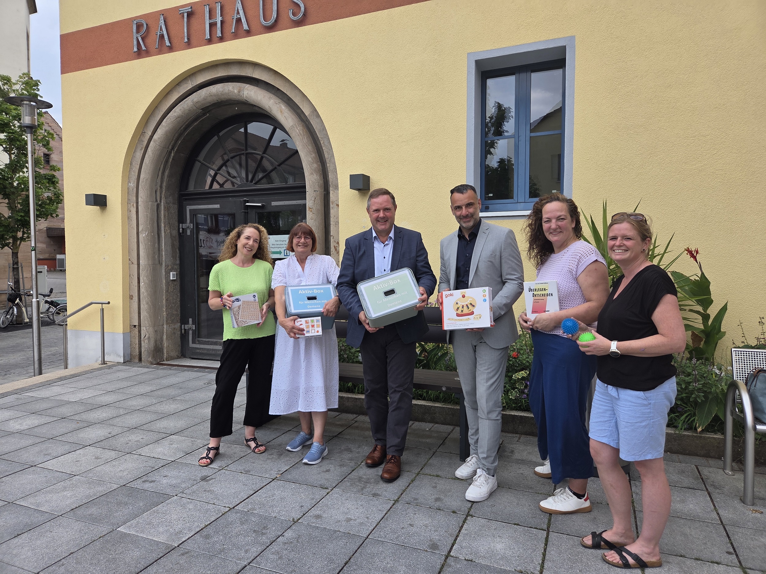 Landrat Bernd Obst übergab zwei Demenzboxen an Zirndorfs Ersten Bürgermeister Marcus Spath. Damit schließt sich Zirndorf als weitere Kommune im Landkreis Fürth dem Angebot an, das bereits in Oberasbach, Cadolzburg, Stein, Langenzenn, Veitsbronn und Roßtal verfügbar ist.